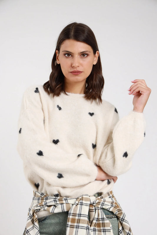 Pullover cuori jacquard tutto corpo eyelash bouclé balloon oversize girocollo costine avorio ecru cuori nero retro intera mani intrecciate schiena - modella retro intera mani intrecciate schiena sguardo non visibile capelli castani scuri mossi sfondo bianco gonna check cammello midi