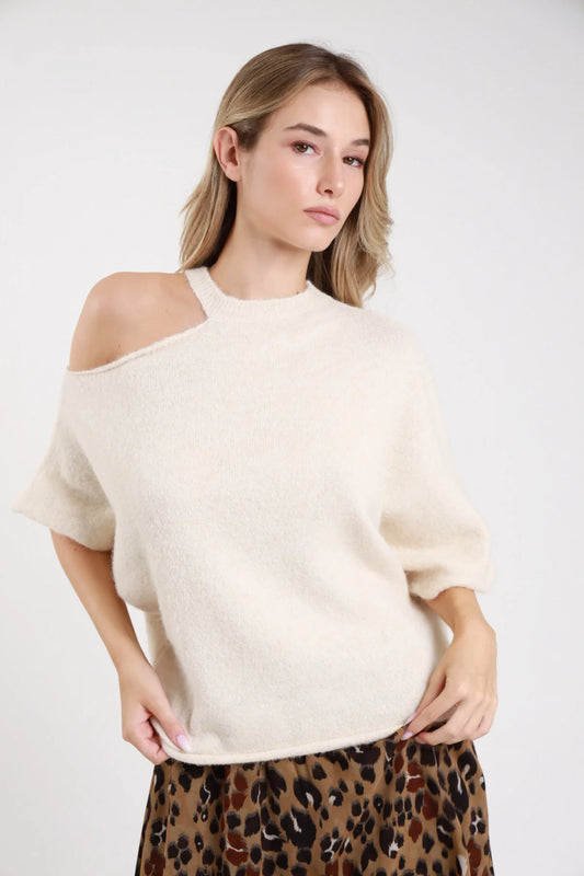 Pullover cut-out bordeaux vino spalla sinistra bretellina mock neck batwing frontale - modella tre quarti frontale mano al fianco sguardo laterale jeans grigio glitter capelli biondi