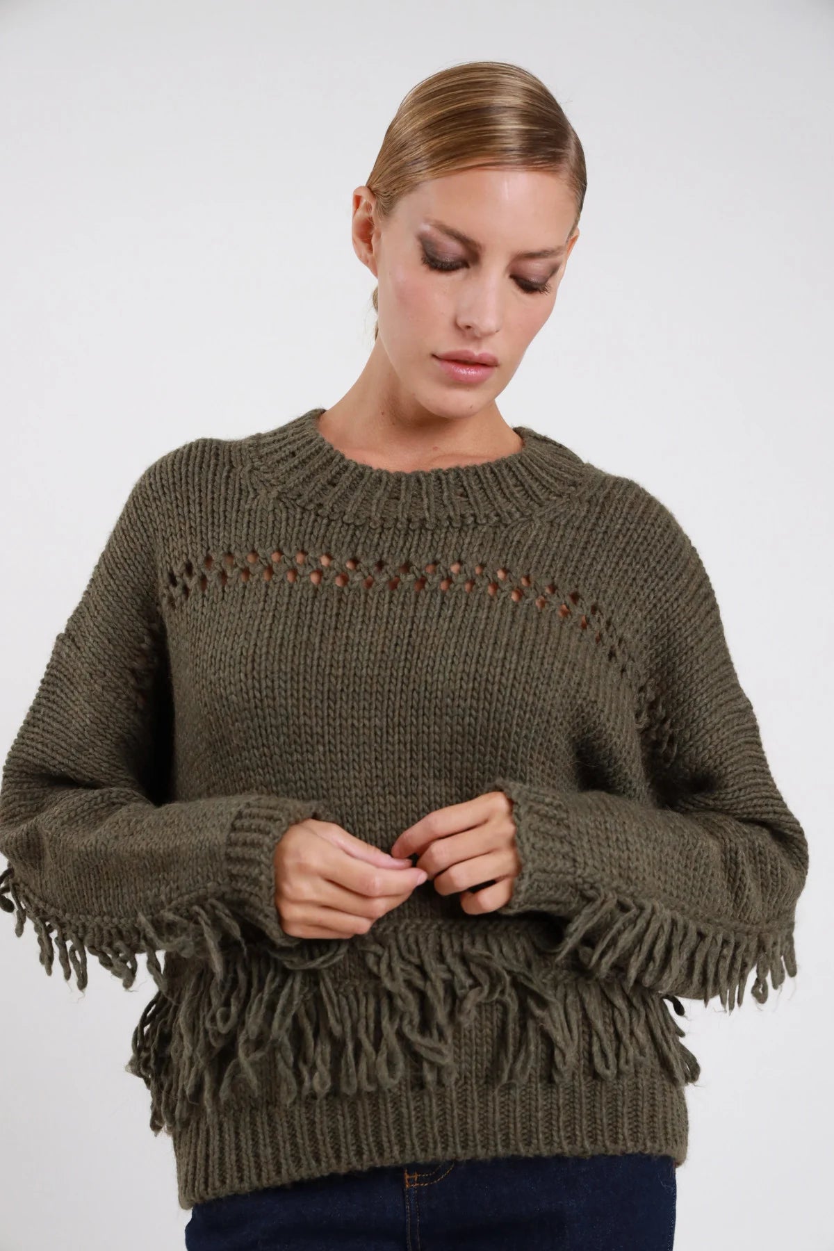 Maglione frange Susy Mix color crema con dettagli traforati, indossato con gonna a quadri