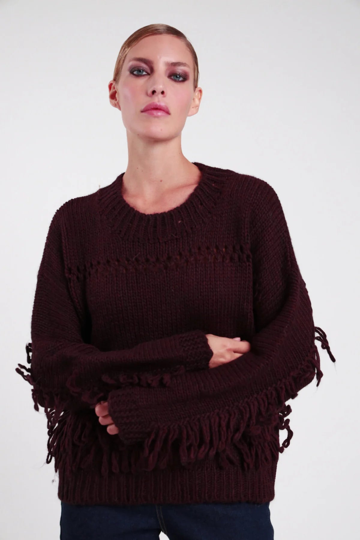 Maglione frange Susy Mix bordeaux con maniche lunghe, vista frontale con braccia incrociate