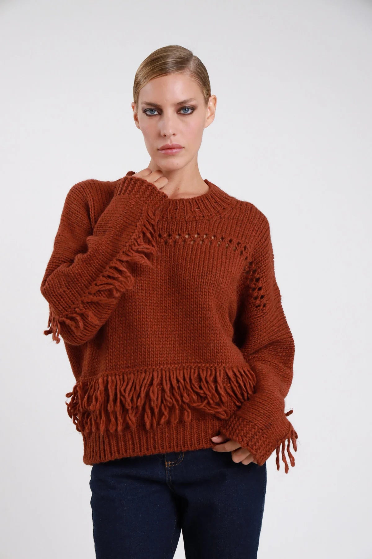 Maglione frange Susy Mix color ruggine, vista frontale della lavorazione traforata e delle frange