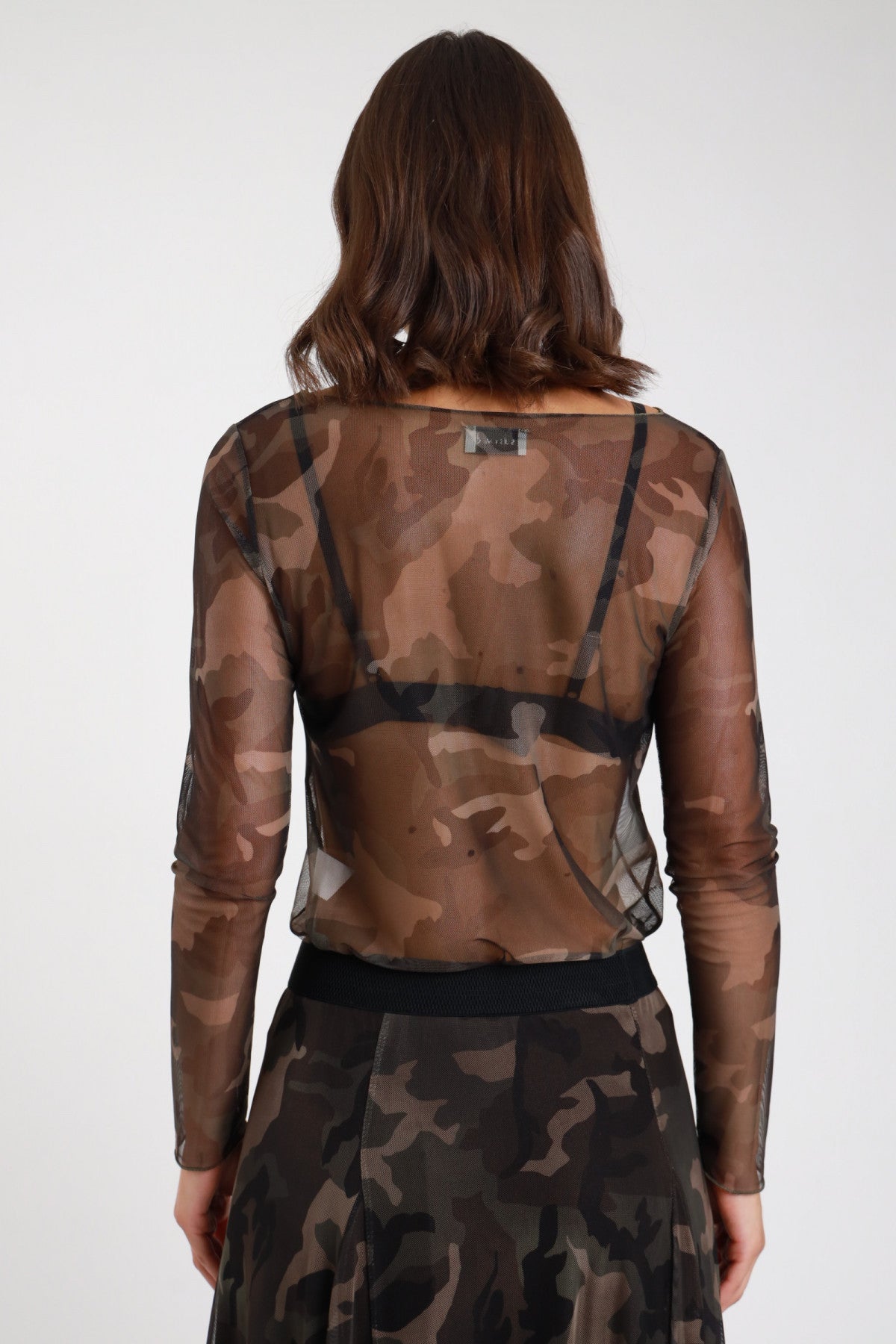 Maglia tulle mimetica militare donna semitrasparente maniche lunghe aderenti fondo elastico costine nero fit slim - vista posteriore intera con gonna midi mimetica