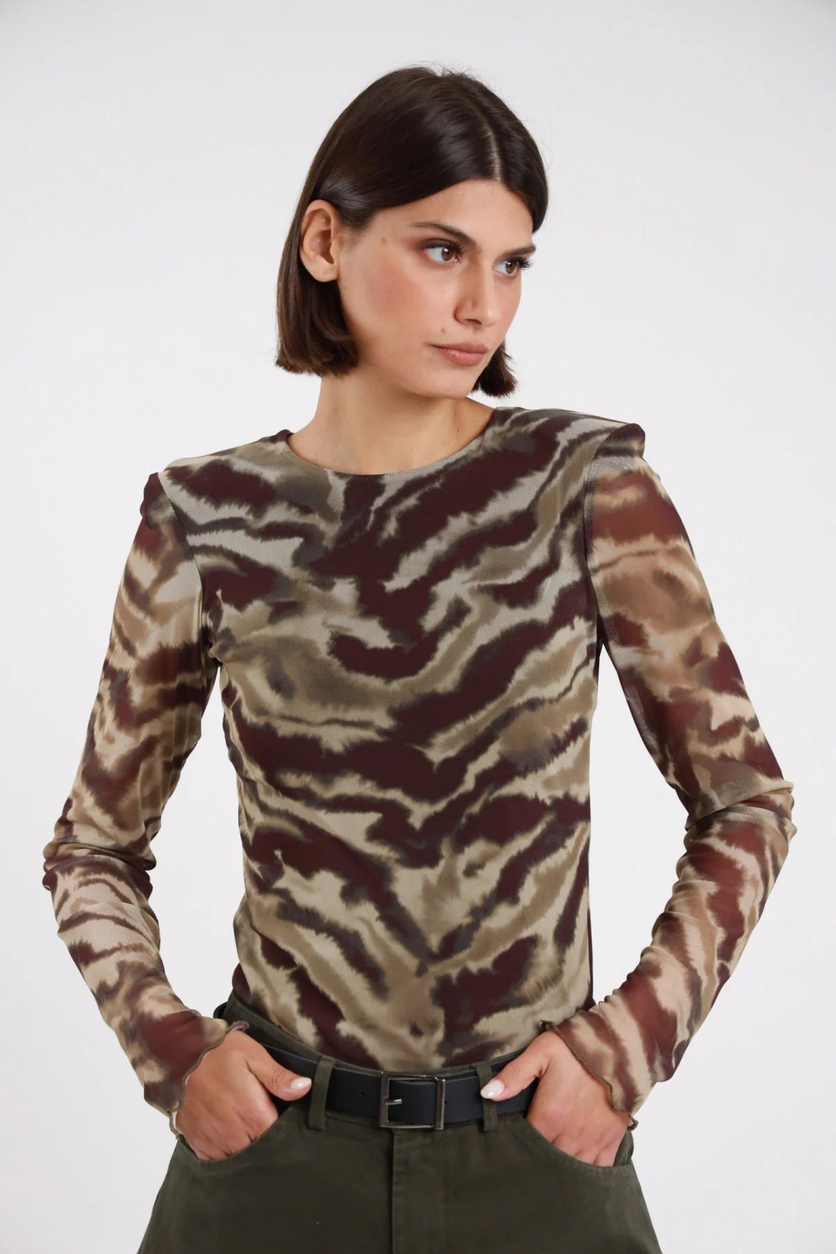 Maglia tulle fantasia Susy Mix marrone beige e verde oliva con girocollo e maniche lunghe, vista frontale