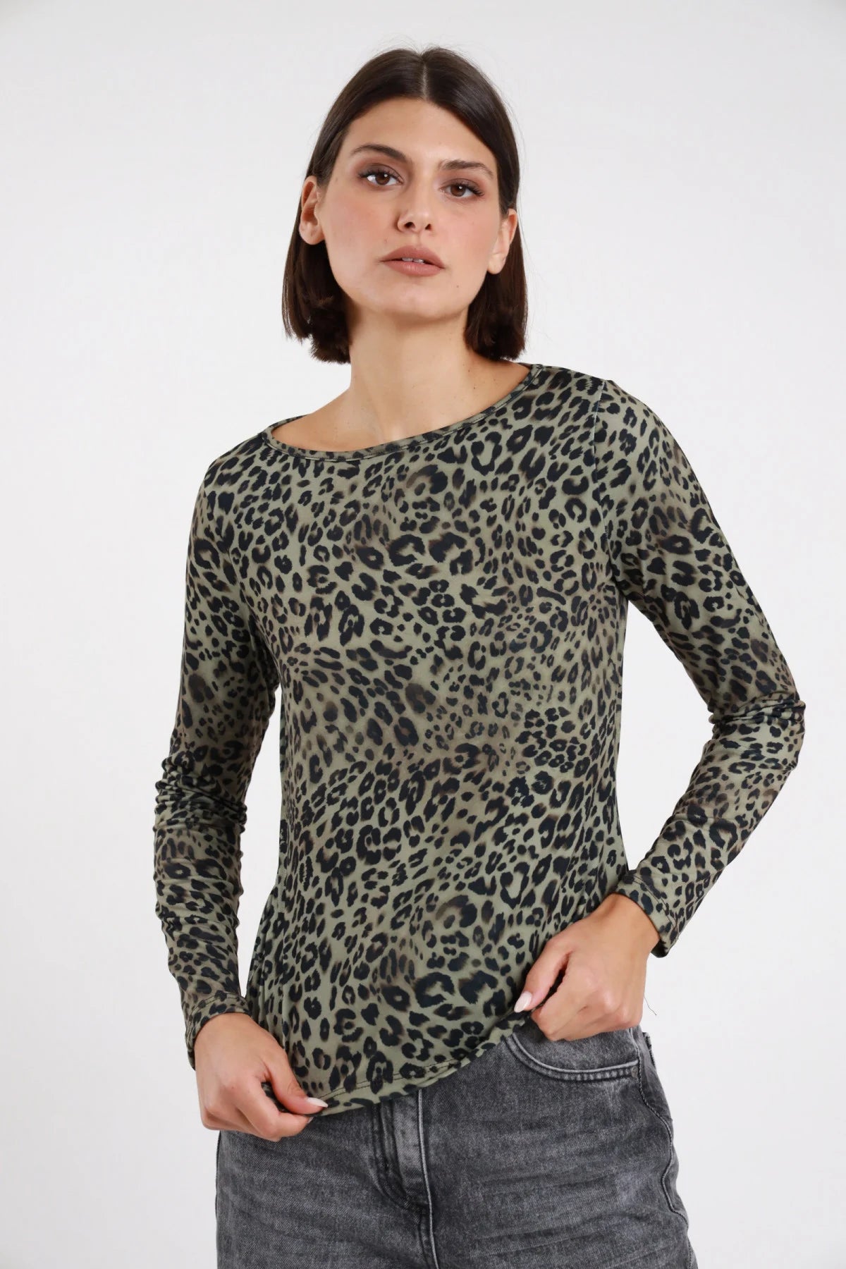 Maglia animalier Susy Mix, vista frontale della stampa leopardata e dello scollo arrotondato