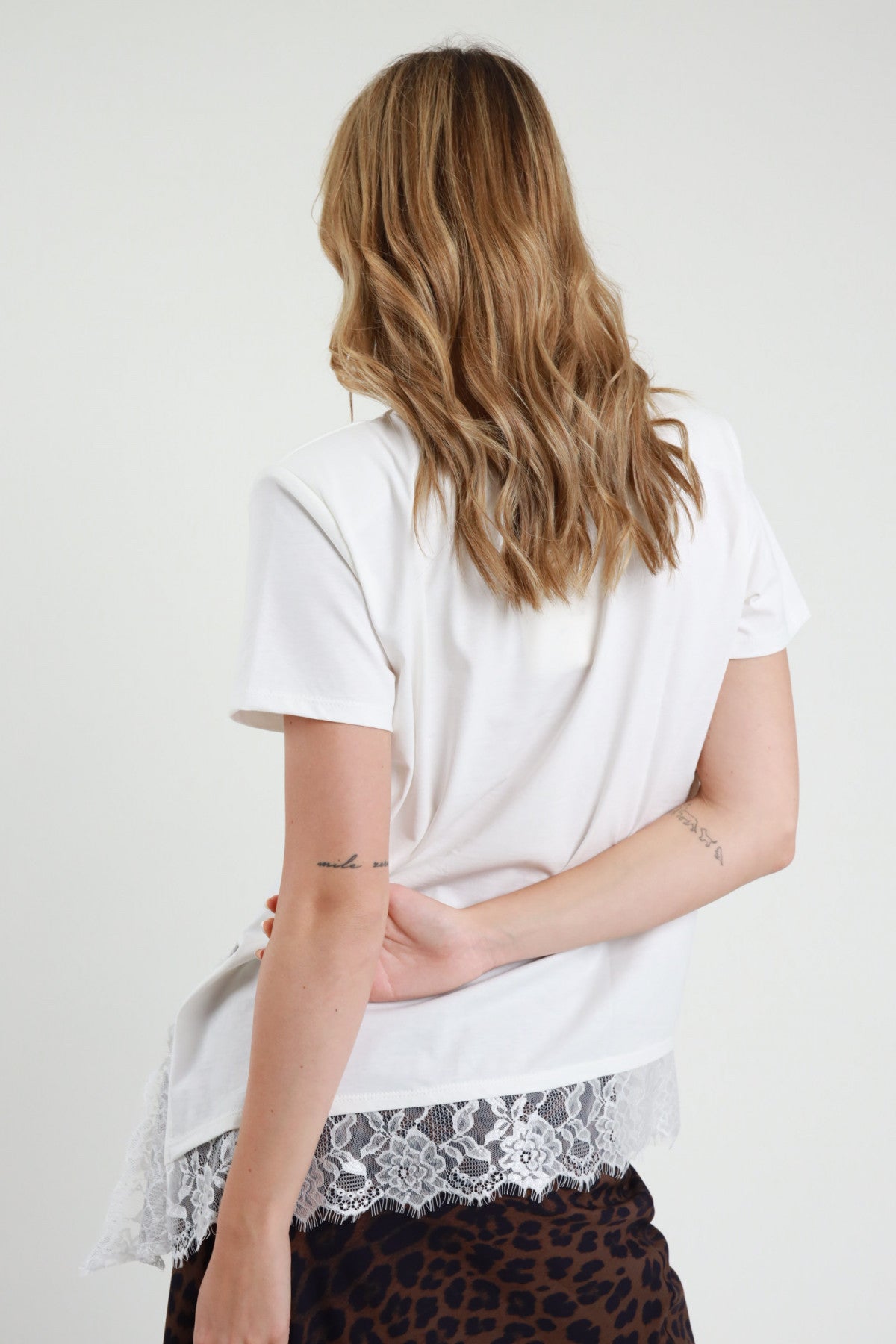 T-Shirt Asimmetrica con Pizzo – Susy Mix