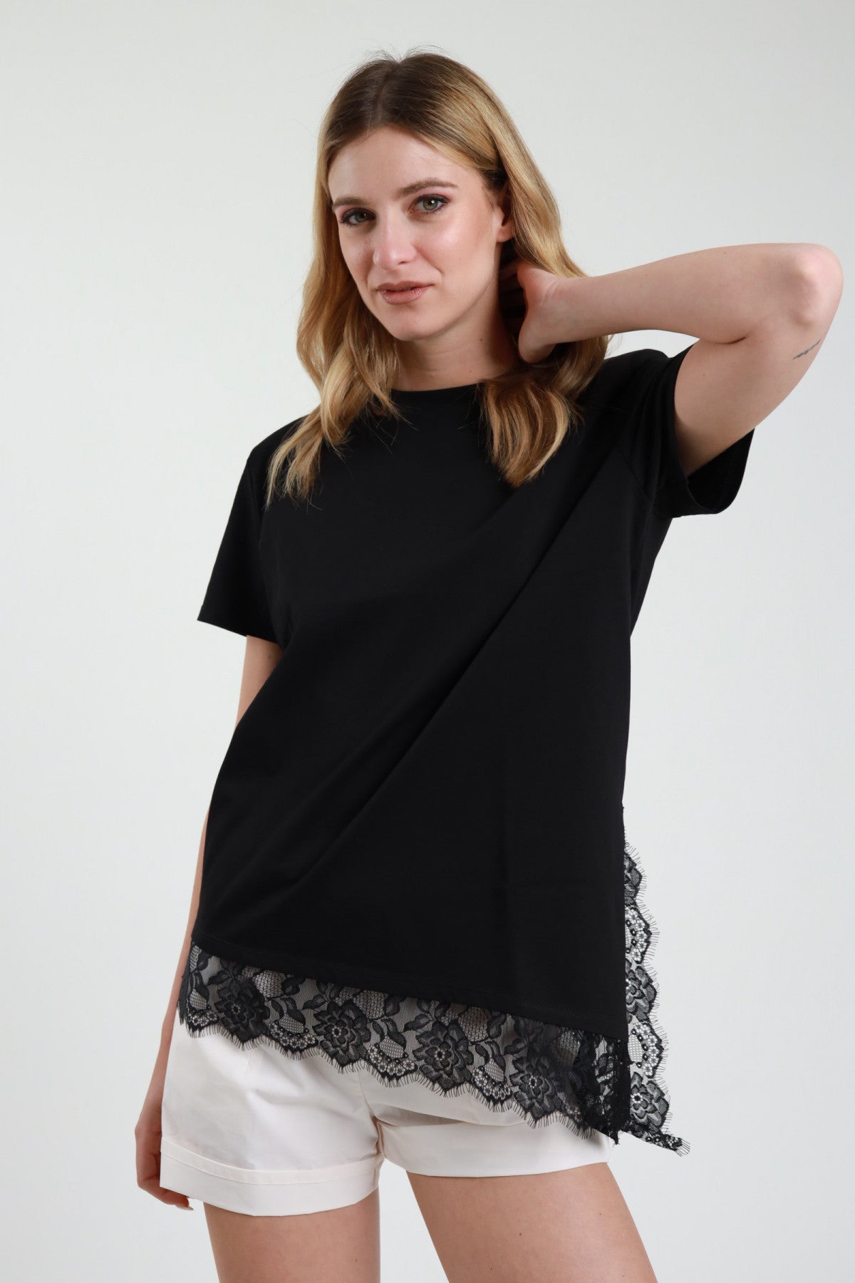 T-Shirt Asimmetrica con Pizzo – Susy Mix