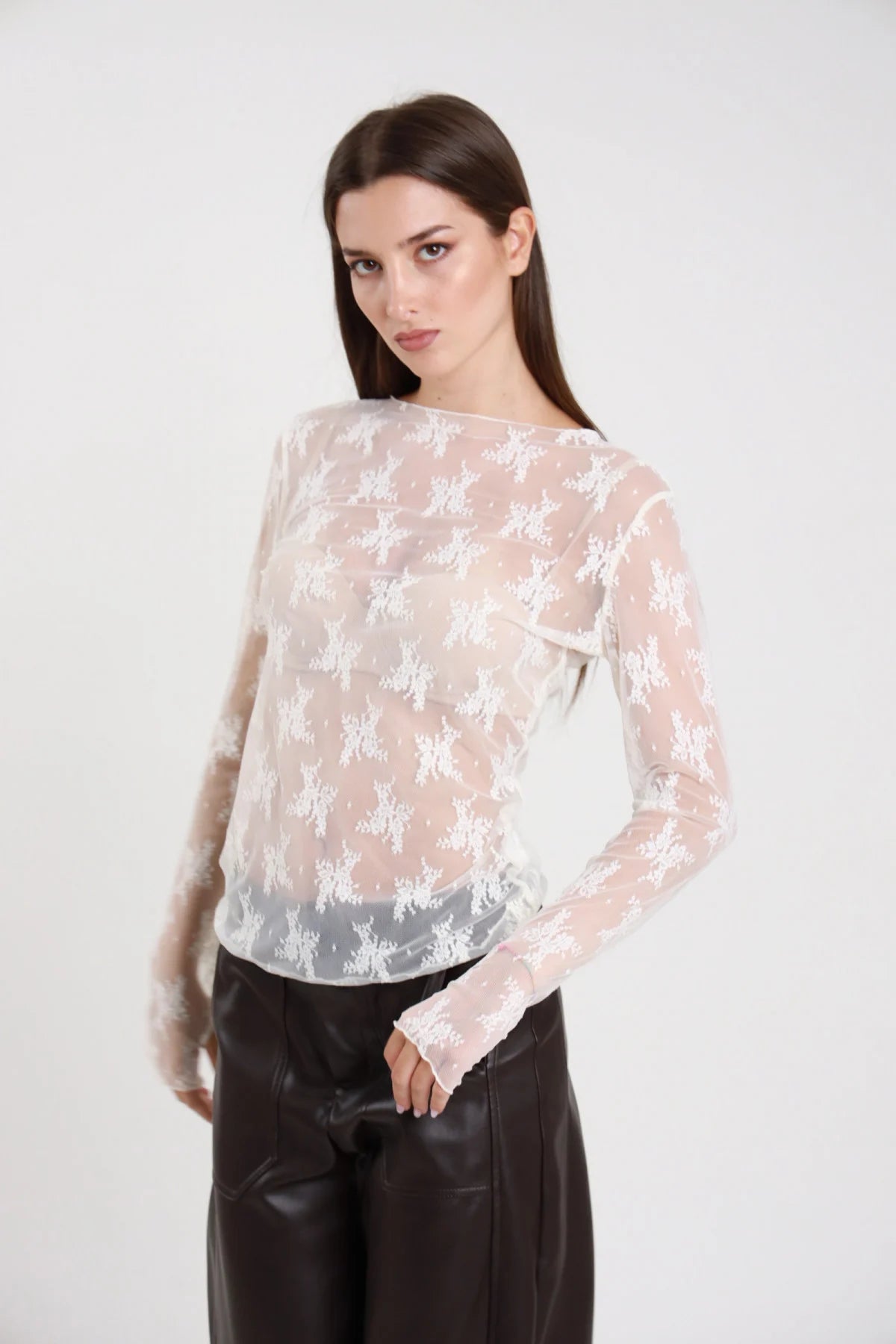 T-shirt maniche lunghe in pizzo floreale panna donna collo alto - vista tre quarti con pantaloni in ecopelle neri