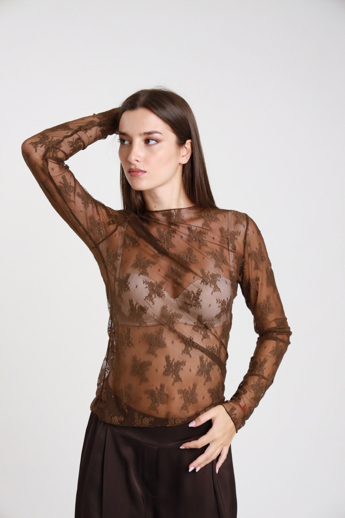 T-shirt maniche lunghe in pizzo floreale marrone donna collo alto - vista frontale con gonna nera