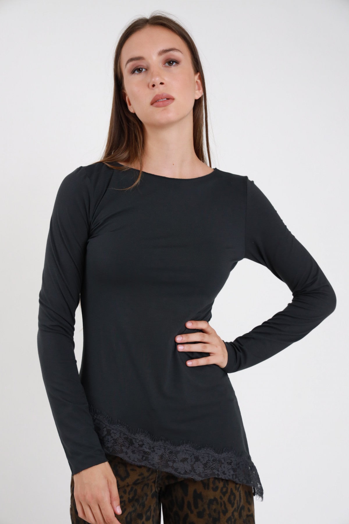 Maglia pizzo asimmetrica grigio ardesia donna collo barchetta maniche lunghe bordo pizzo floreale tono su tono - vista frontale mano sul fianco con pantaloni leopardati marroni