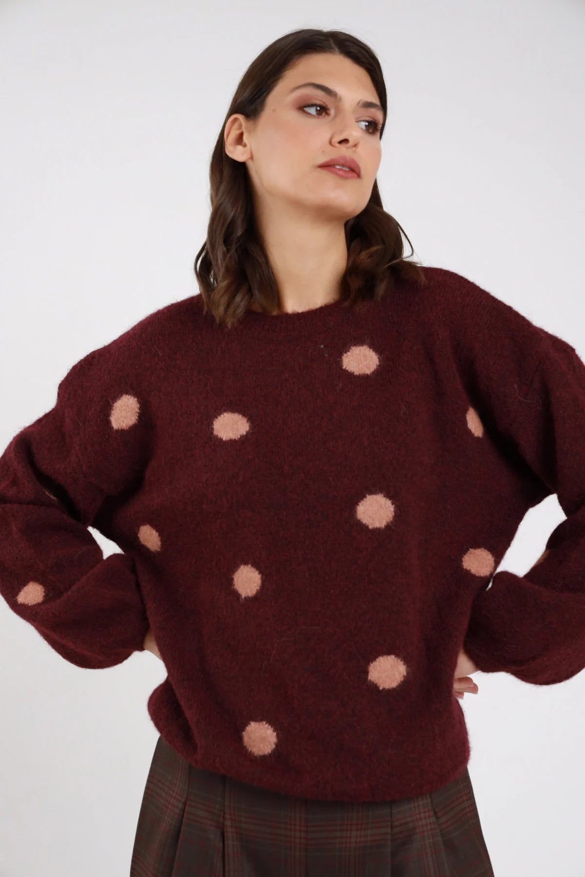 Pullover maglia bouclé eyelash maxi pois jacquard bicolore grigio melange blu elettrico royal batwing oversize boxy girocollo costine frontale busto mano collo - modella frontale busto mano collo sguardo frontale capelli castani scuri lisci sfondo bianco jeans blu
