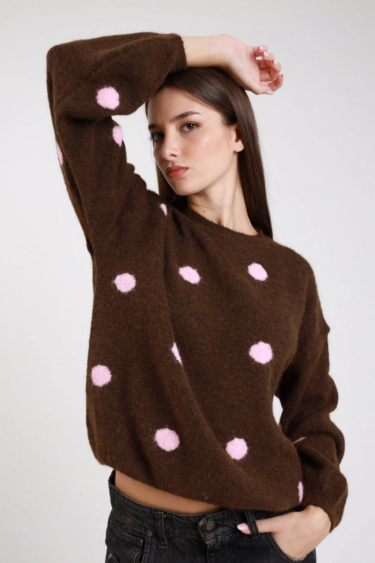 Pullover maglia bouclé eyelash maxi pois jacquard bicolore bordeaux barolo rosa antico cipria batwing oversize boxy girocollo costine frontale busto mani fianchi - modella frontale busto mani fianchi sguardo laterale capelli castani scuri lisci sfondo bianco gonna check tartan
