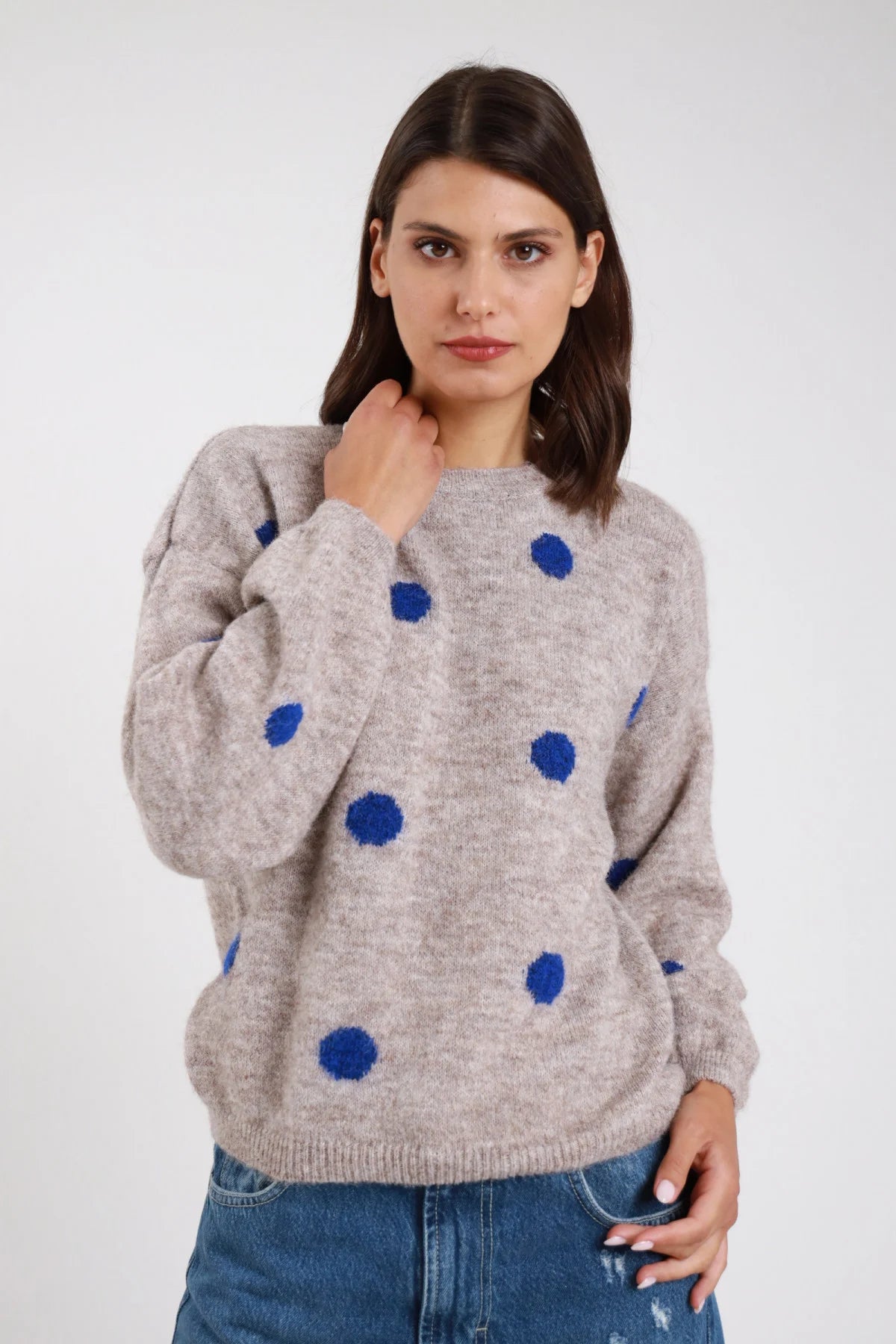 Pullover maglia bouclé eyelash maxi pois jacquard bicolore marrone cioccolato fondente rosa cipria batwing oversize boxy girocollo costine frontale busto braccia alzate - modella frontale busto braccia alzate mano testa sguardo laterale capelli castani scuri lisci sfondo bianco jeans nero