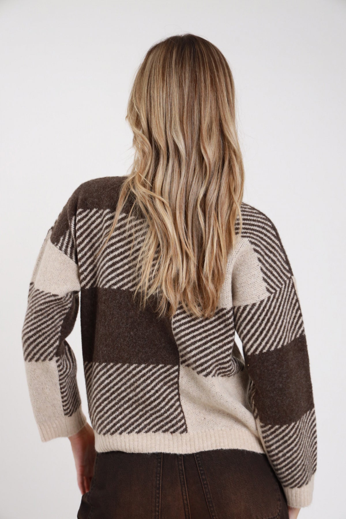 Pullover quadri patchwork cioccolato sabbia caramello retro intera manica lunga polsino costina orlo dritto corpo oversize boxy dropped shoulder - modella retro intera sguardo basso capelli biondi mossi jeans cioccolato