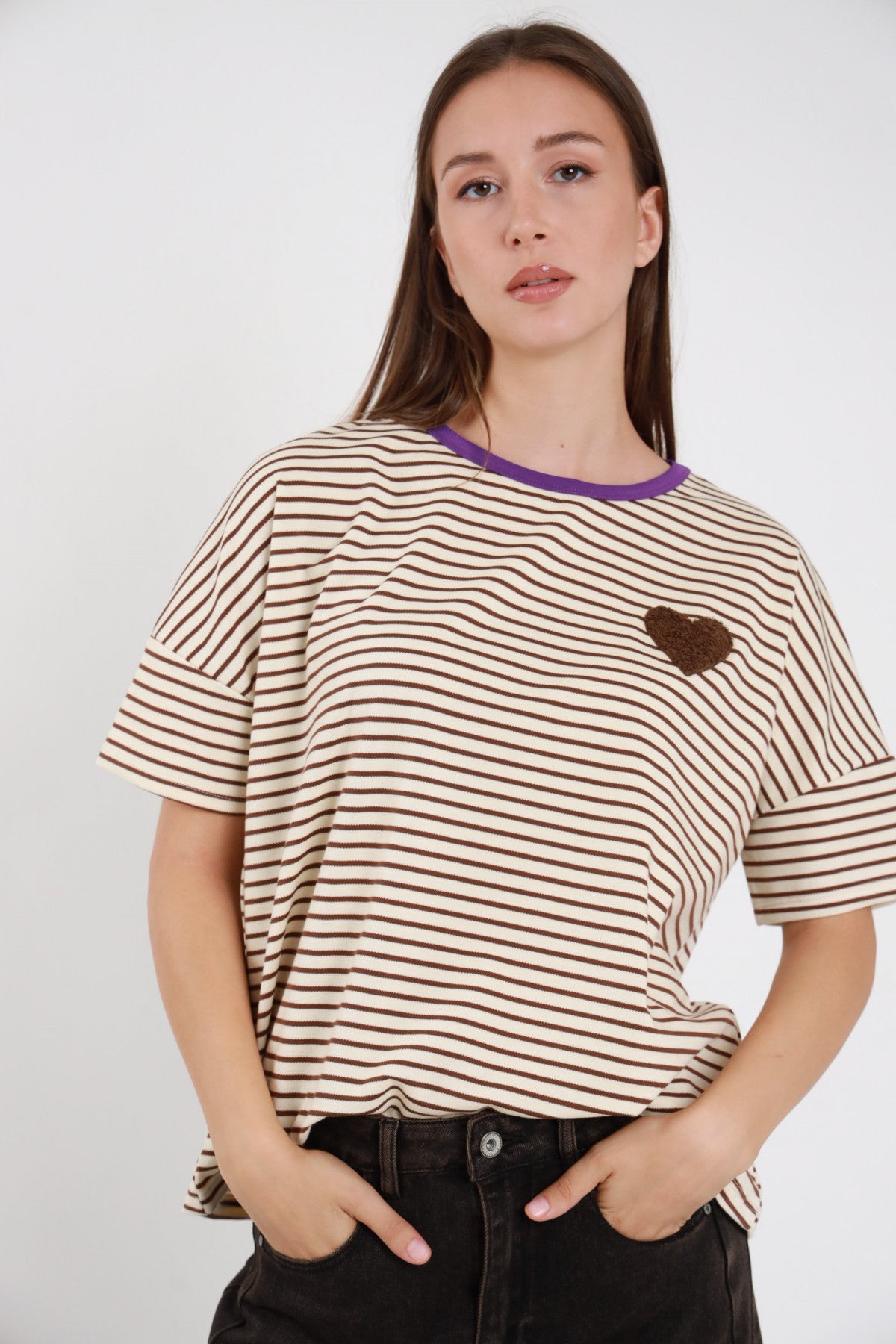 T-shirt cuore righe panna bordeaux donna Susy Mix – oversize collo viola cuore ricamato marrone vista frontale con jeans neri