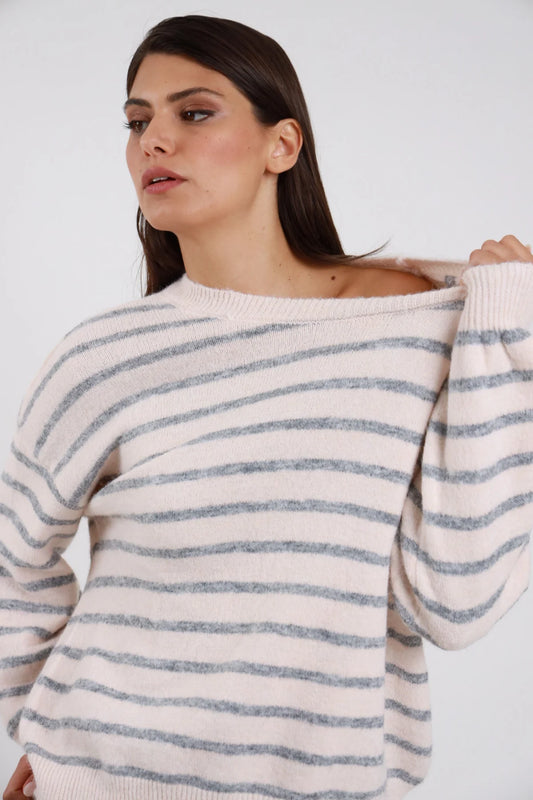 Pullover Girocollo Oversize Righe Orizzontali panna grigio lurex argentato shimmer misto lana effetto alpaca bouclé manica raglan ampia polsino costina silhouette boxy - modella busto 3/4 frontale posa mano spalla tira scollo off-shoulder sguardo laterale capelli castani lisci sfondo bianco