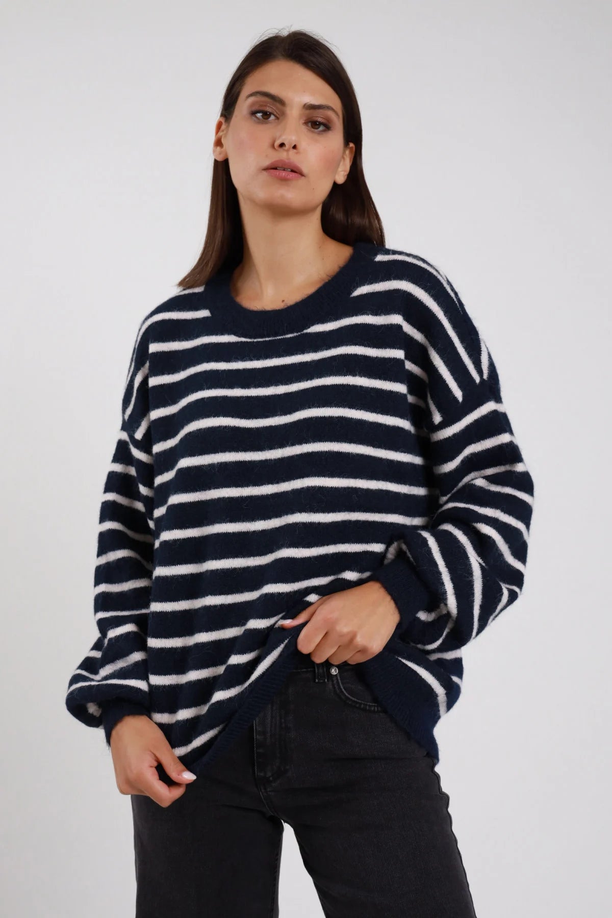 Pullover Girocollo Oversize Righe Orizzontali navy blu bianco panna misto lana effetto alpaca manica raglan ampia polsino costina silhouette boxy - modella busto frontale posa mano jeans sguardo frontale soft capelli castani lisci sfondo bianco jeans nero antracite