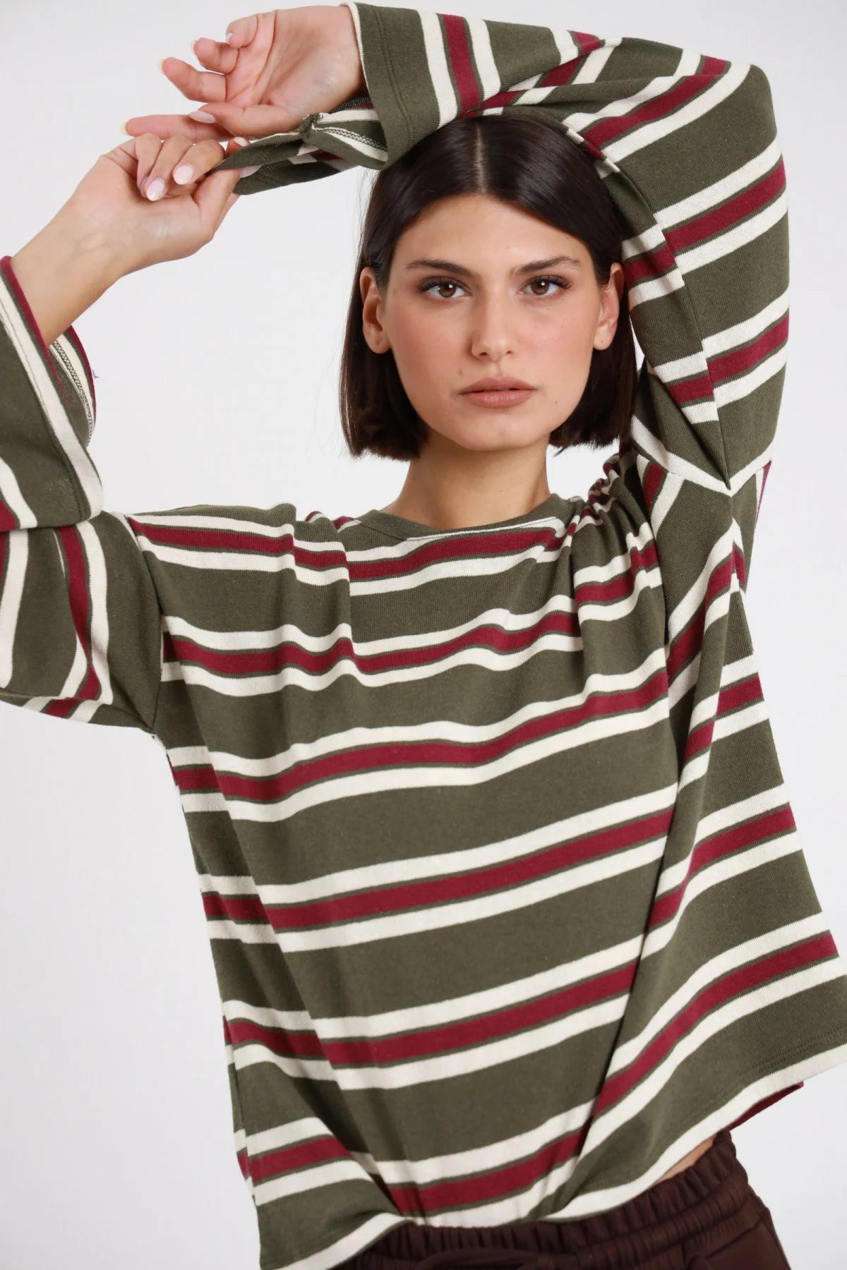 T-shirt Susy Mix verde oliva con righe panna e bordeaux, maniche lunghe ampie e girocollo