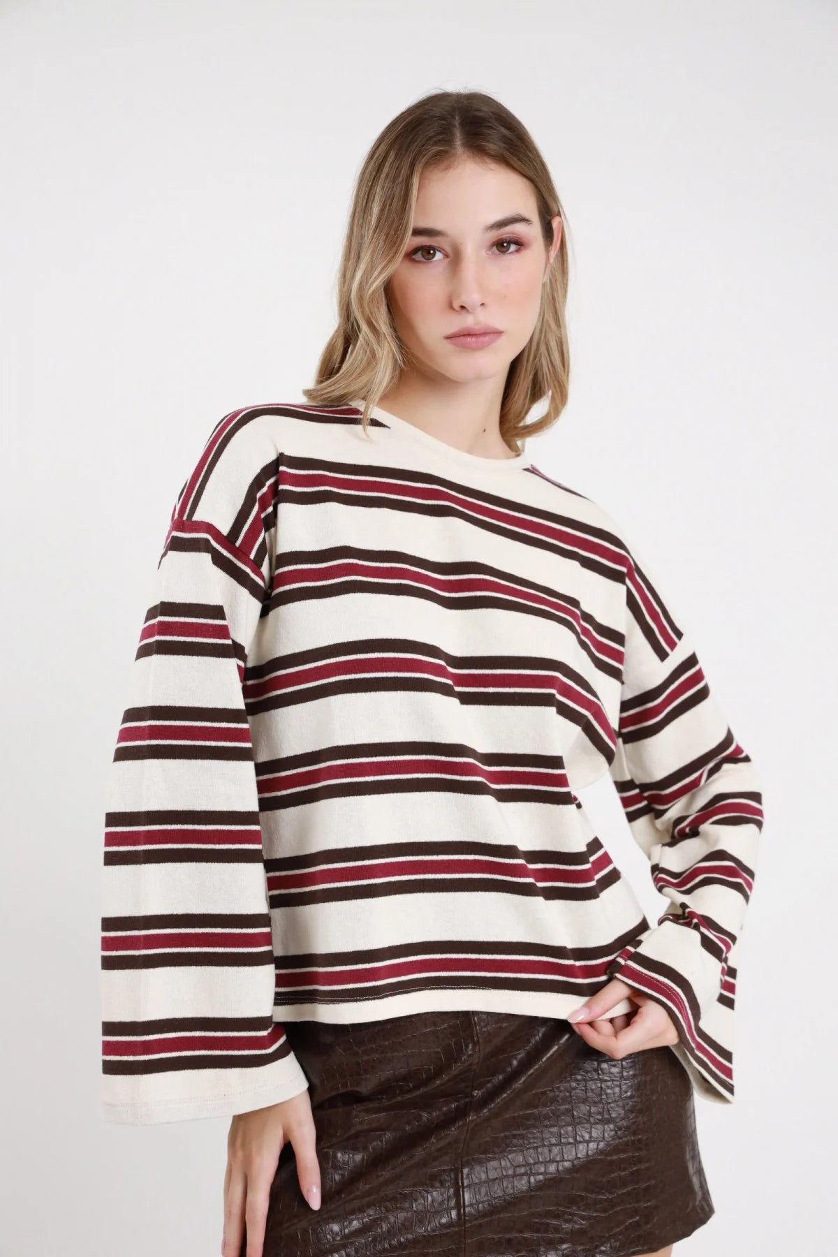T-shirt Susy Mix panna con righe marroni e bordeaux, vista frontale della linea ampia e delle spalle scese