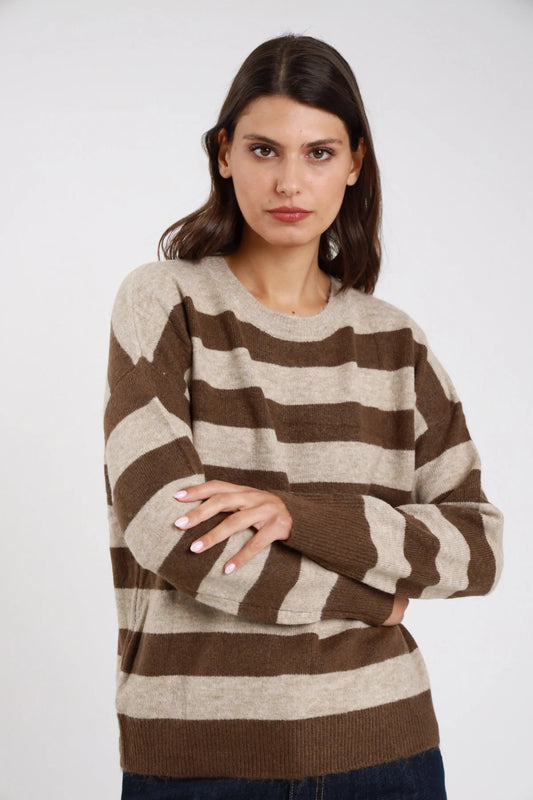 Pullover righe orizzontali wide bicolor greige cammello nero maglia fine jacquard girocollo coste manica balloon raglan polsino largo coste bottoni gioiello tondi dettaglio frontale busto polsino - modella frontale busto dettaglio polsino bottoni gioiello sguardo frontale capelli castani medi sfondo bianco jeans grigio