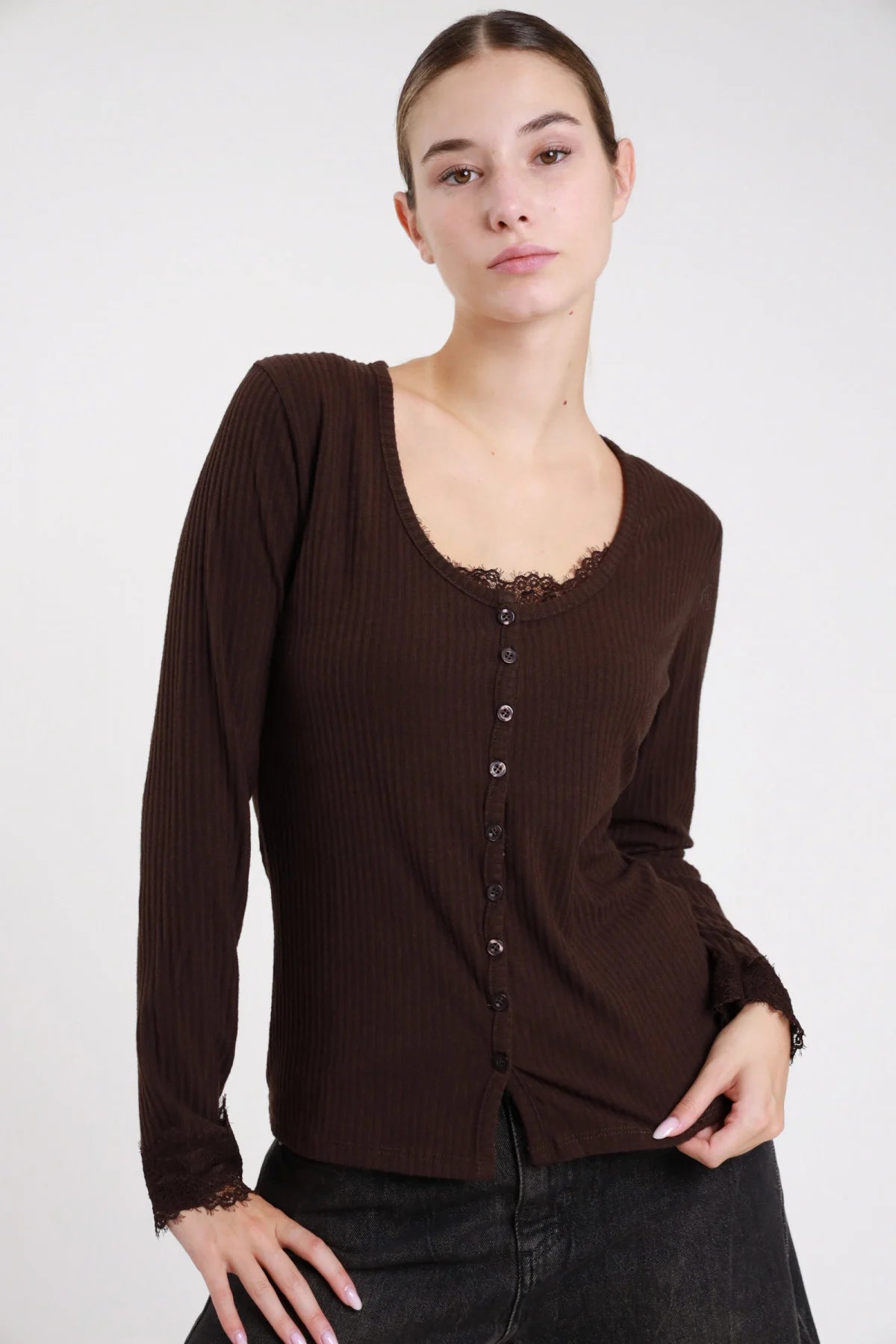 Cardigan canotta costina cioccolato testa di moro pizzo polsini - modella busto frontale jeans neri mano lungo fianco capelli raccolti