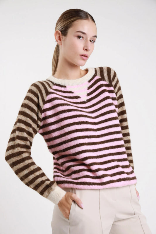 Pullover righe contrasto rosa cipria cioccolato sabbia frontale busto girocollo costina panna raglan bicolor - modella frontale busto mano tasca sguardo frontale pantaloni beige capelli castani raccolti