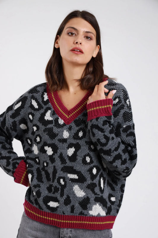 Pullover scollo V animalier leopardata panna avorio cognac nero jacquard frontale mani alzate testa scollo V bordino bordeaux azzurro manica dropped shoulder polsino coste bicolor bordeaux azzurro - modella frontale mani alzate sopra testa sguardo frontale jeans bordeaux capelli castani lisci