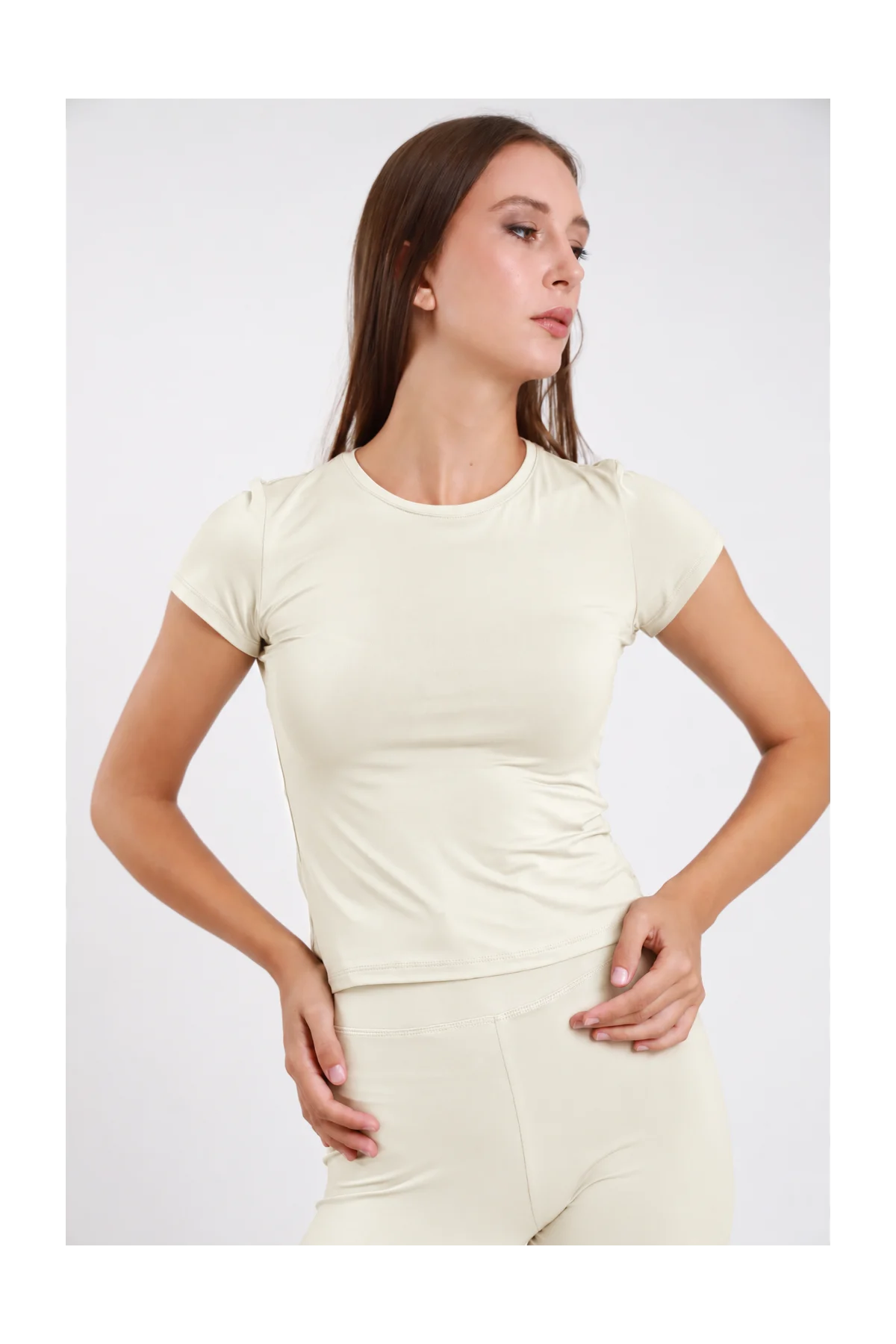 T-shirt second skin DAYTHRU color burro con maniche corte arricciate sulla spalla