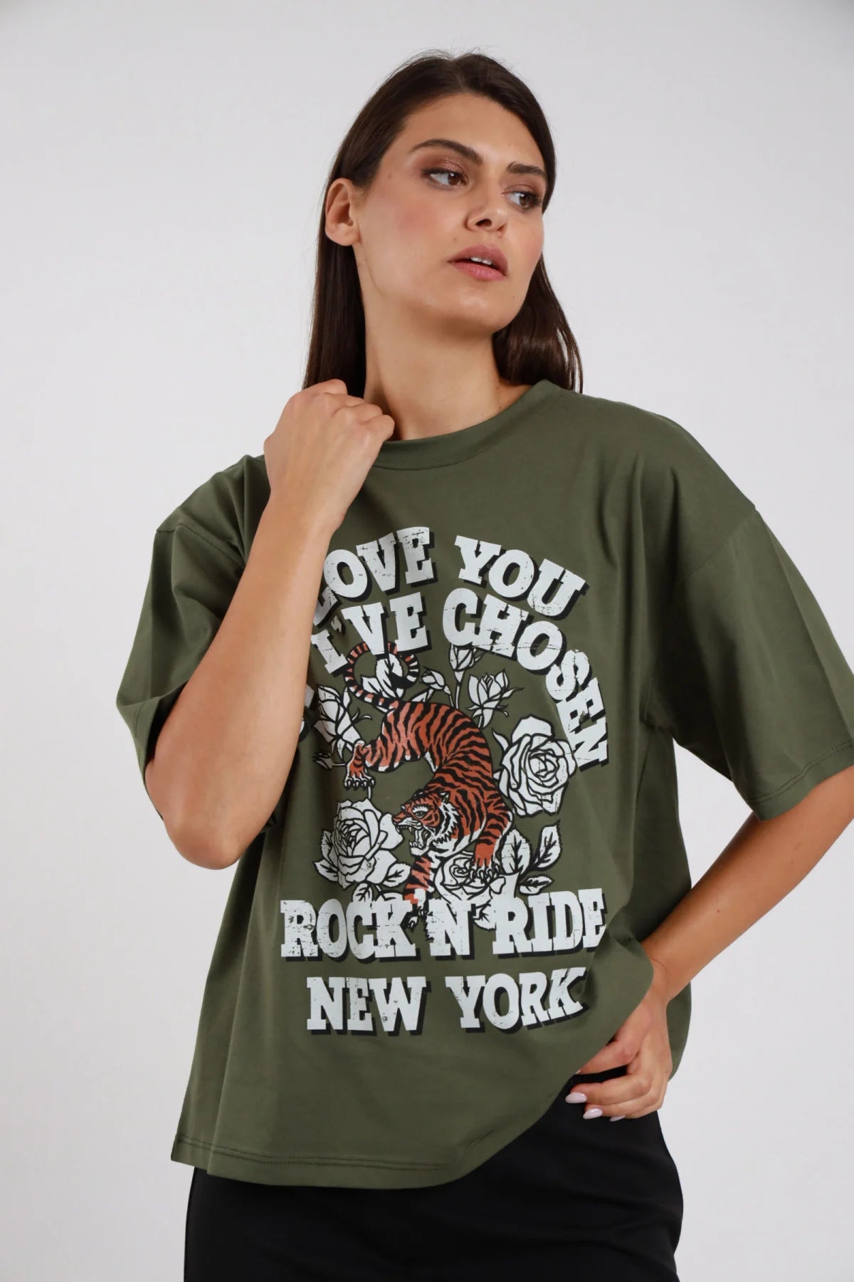 T-shirt Stampa rock tiger verde militare kaki oversize drop shoulder crop boxy stampa bianca tigre rose tattoo Rock'N Ride New York busto frontale 3/4 mano collo sguardo laterale - modella busto frontale 3/4 mano collo sguardo laterale capelli castani lisci sfondo bianco jeans neri