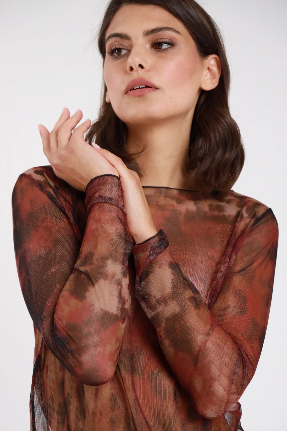 Maglia tulle fantasia floreale bordeaux nero - dettaglio viso e maniche lunghe semi-trasparenti