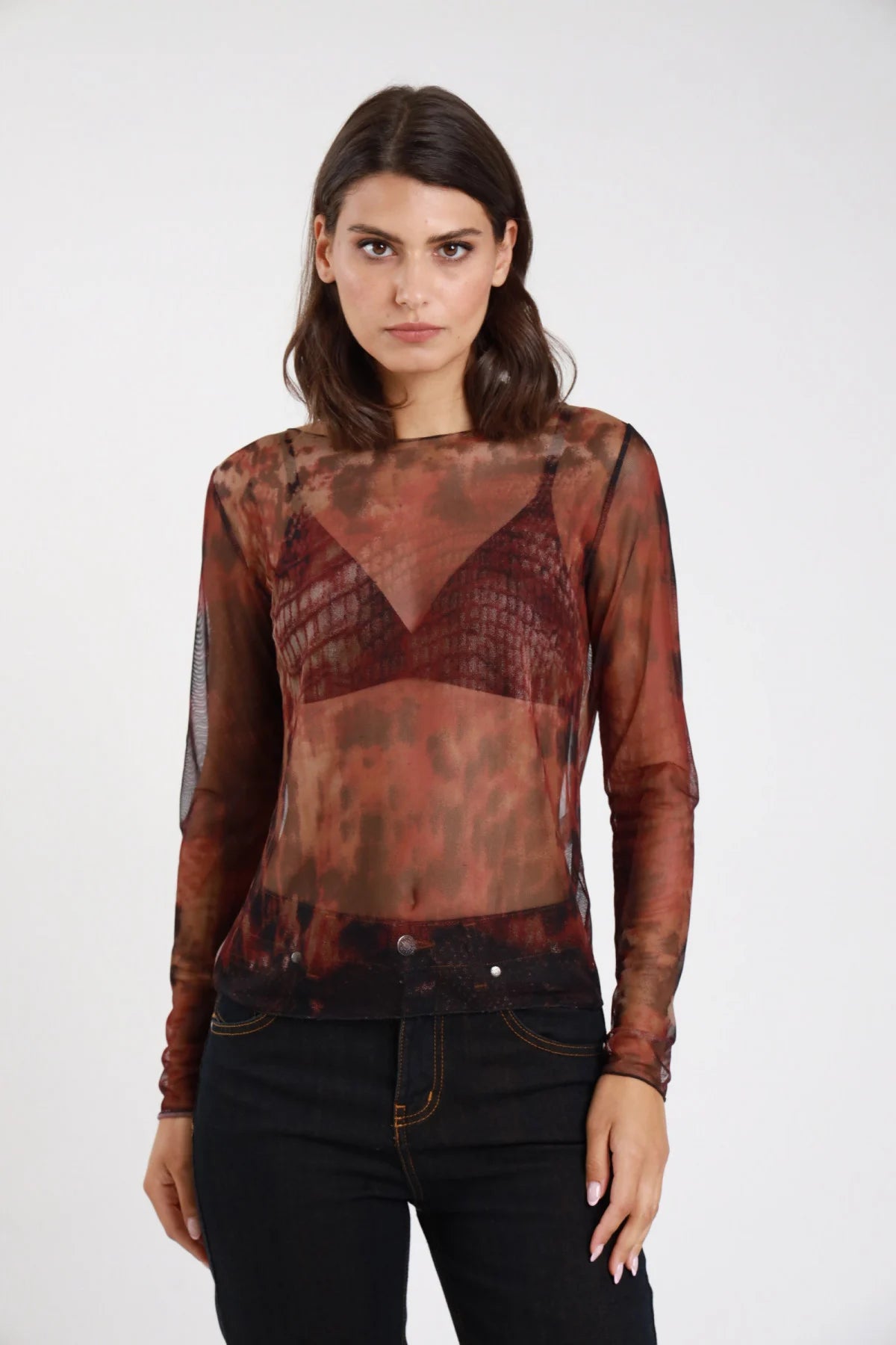 Top tulle stampato bordeaux maniche lunghe - modella vista frontale con jeans scuri
