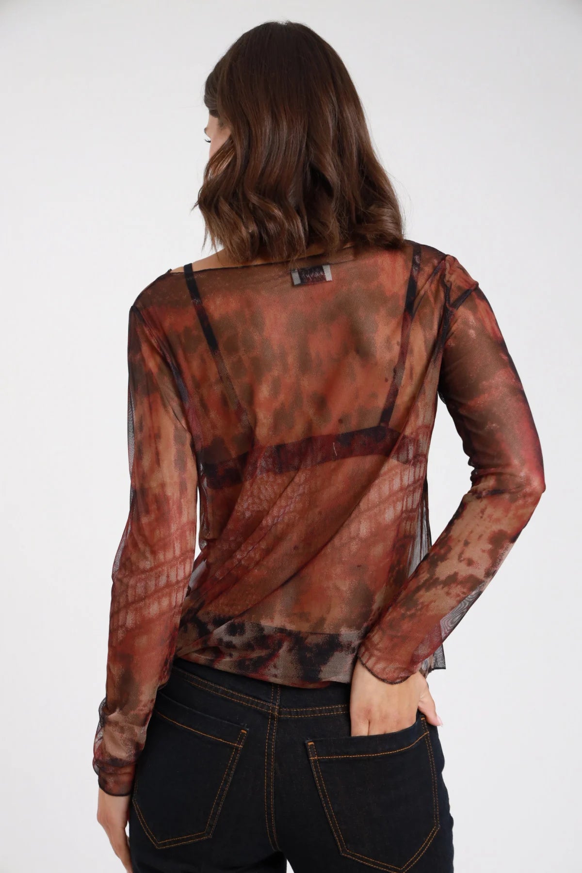 Maglia tulle fantasia floreale sfumato - modella vista posteriore con jeans scuri