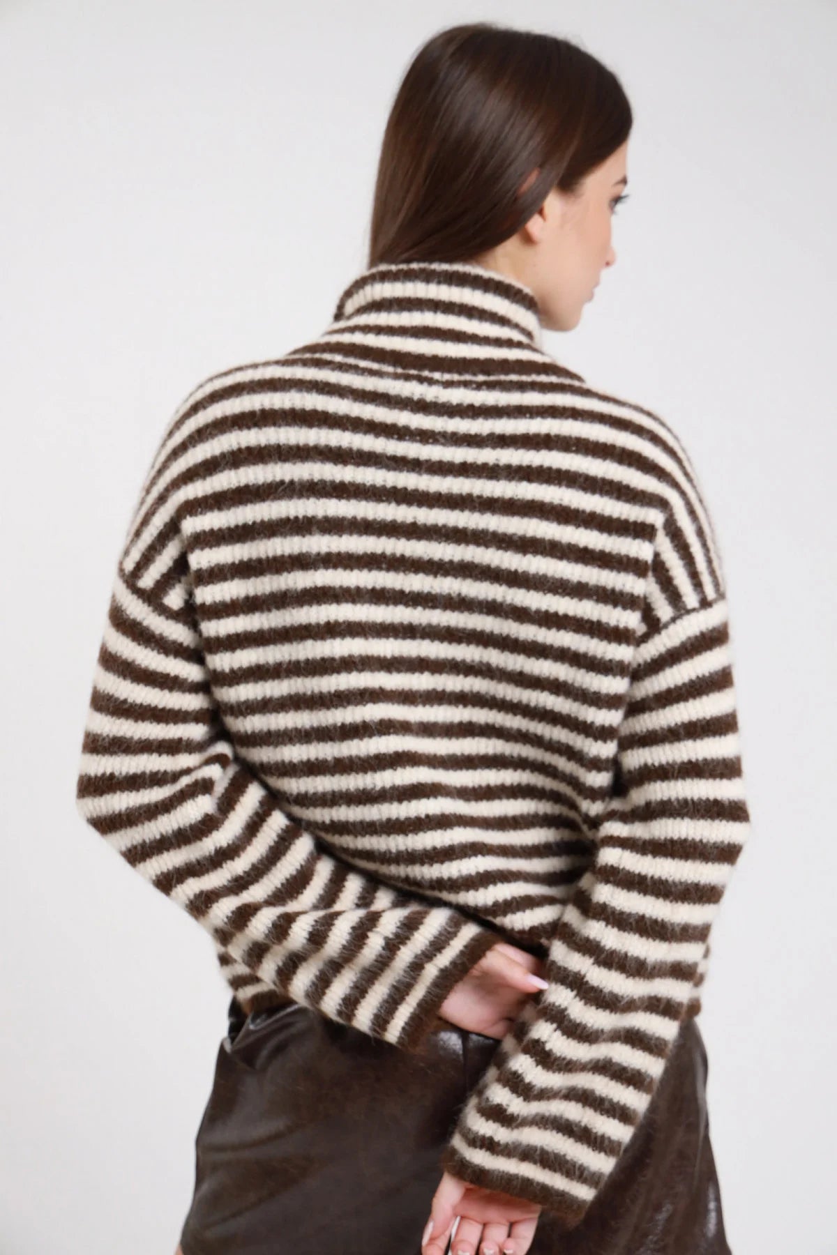Felpa maglia bouclé eyelash righe bold bicolor marrone cioccolato beige crema zip frontale argento funnel neck oversize boxy retro intera mano fianco capelli lisci - modella retro intera mano fianco sguardo giù capelli castani lisci lunghi sfondo bianco gonna leather marrone