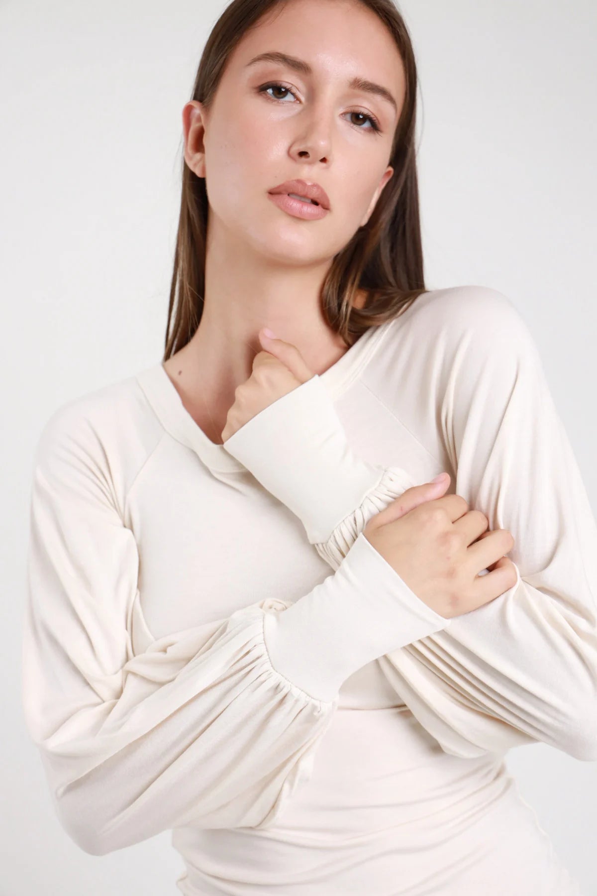 Maglia maniche ampie panna crema donna girocollo palloncino - dettaglio polsino elasticizzato con mani incrociate