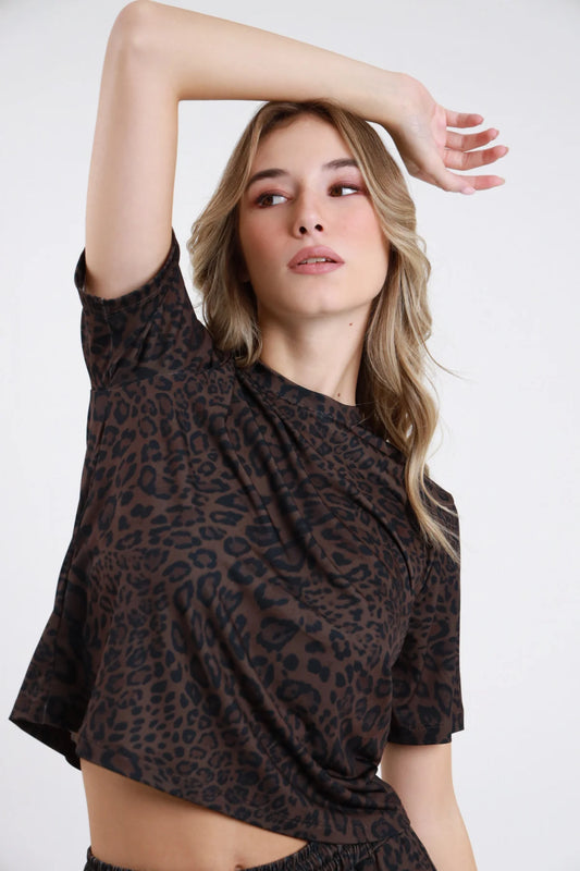 Maglietta animalier da donna scura con stampa maculata, girocollo e maniche corte, vista frontale indossata