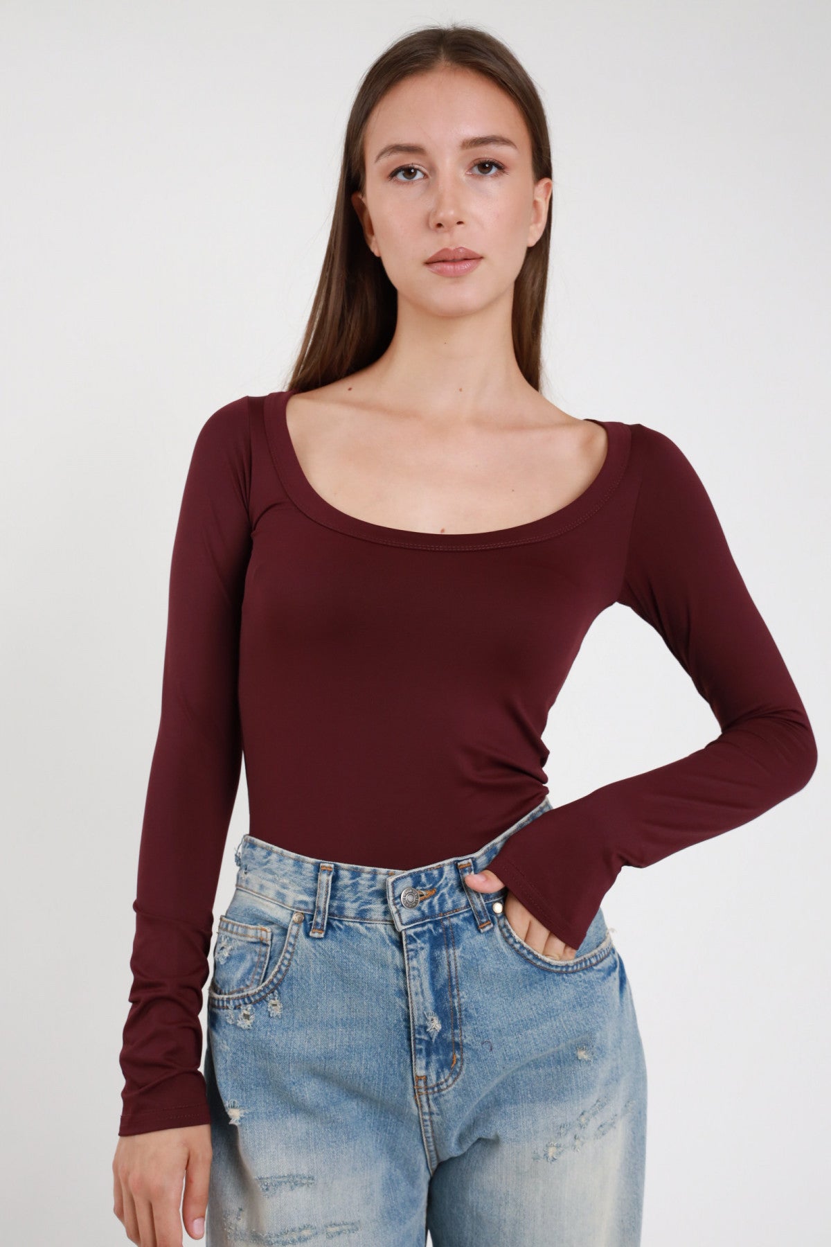 Maglietta Tactel Susy Mix bordeaux a maniche lunghe con scollo arrotondato, indossata con jeans