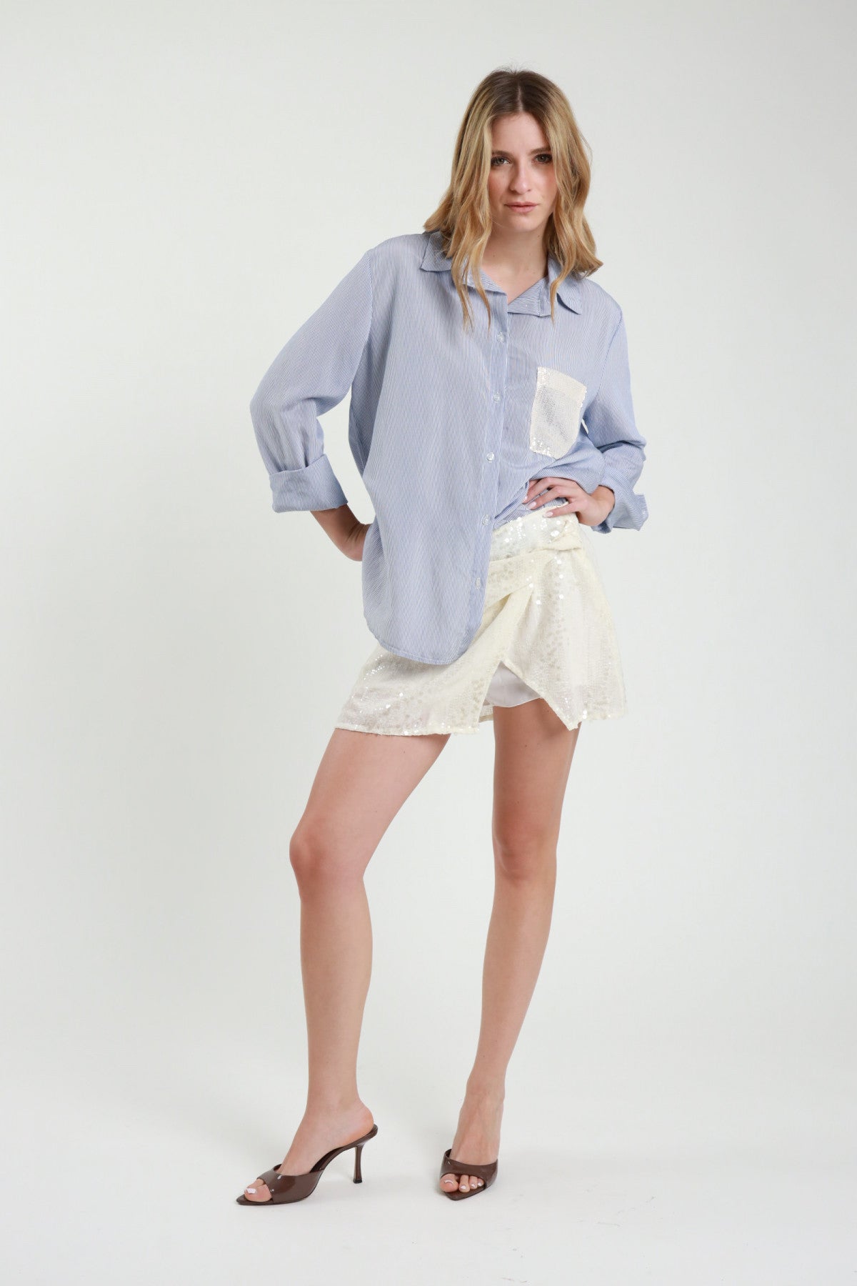 Minigonna Pantaloncino Paillettes Susy Mix - vista frontale bianco panna con camicia azzurra e mules