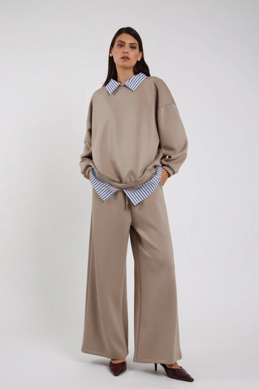 Pantaloni Wide Leg Coulisse Camicia Righe tortora beige caldo 48% rayon coulisse cordino vita striscia camicia righe blu bianco fuoriesce elastico vita gamba wide leg larghissima caduta fluida frontale intera - modella intera frontale mani tasche sguardo frontale intenso capelli castani lisci sfondo bianco felpa camicia pizzo tortora coordinata scarpe tacco marrone