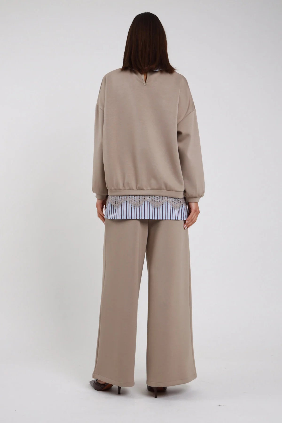 Pantaloni Wide Leg Coulisse Camicia Righe tortora beige caldo 48% rayon coulisse cordino vita striscia camicia righe blu bianco fuoriesce gamba wide leg larghissima posteriore intera - modella intera posteriore posa statica capelli castani lisci sfondo bianco felpa camicia pizzo tortora coordinata scarpe tacco marrone