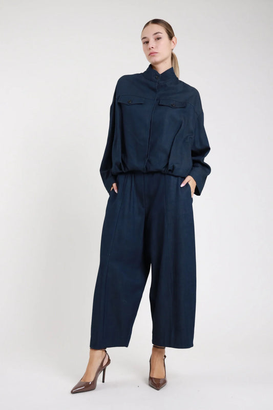 Pantalone gamba larga balloon lino navy blu scuro vita elastica 7/8 - modella frontale intera con bomber abbinato navy décolleté grigie capelli biondi coda