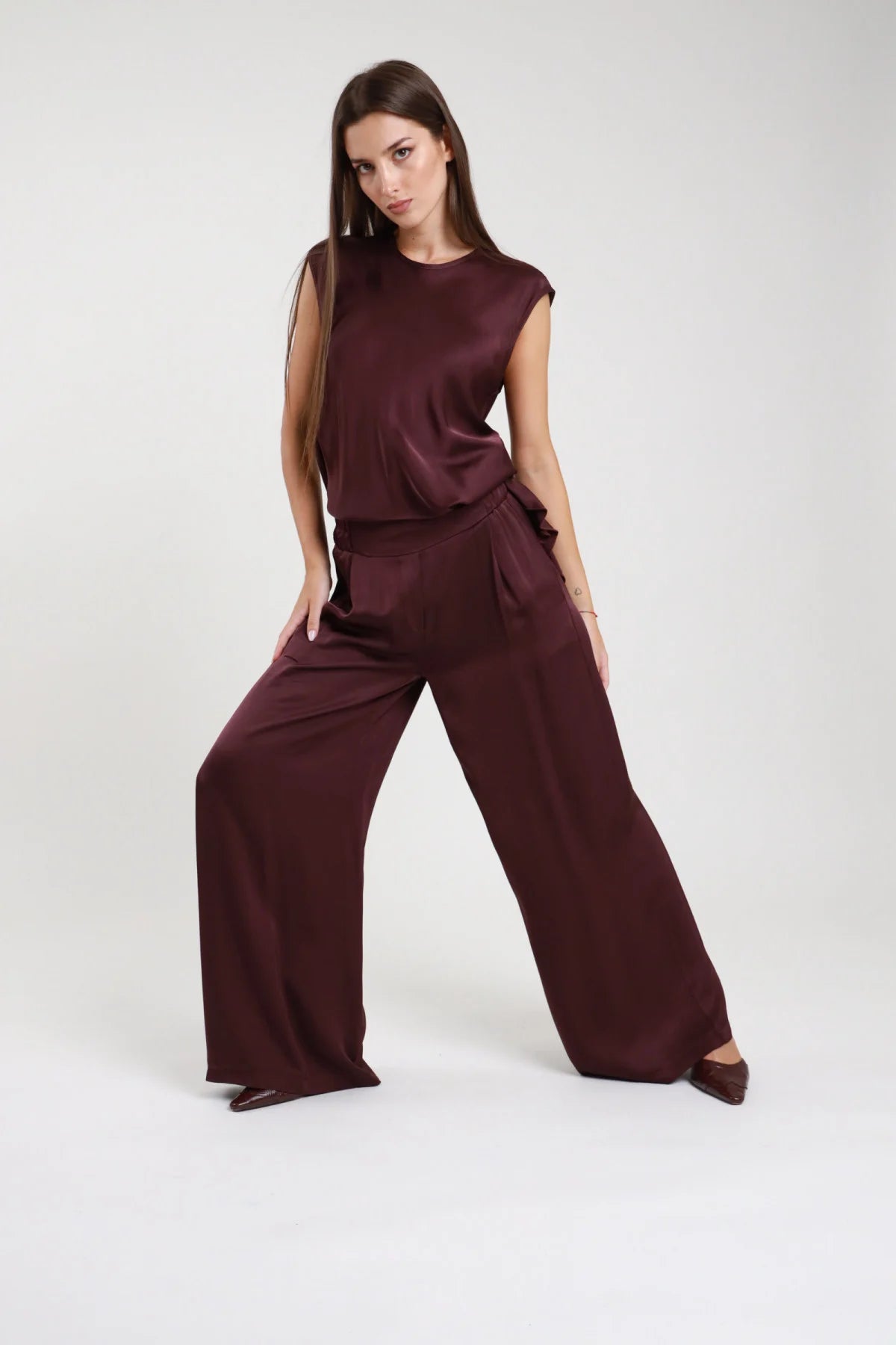 Pantaloni morbidi wide leg bordeaux satinati vita alta con top coordinato - vista frontale