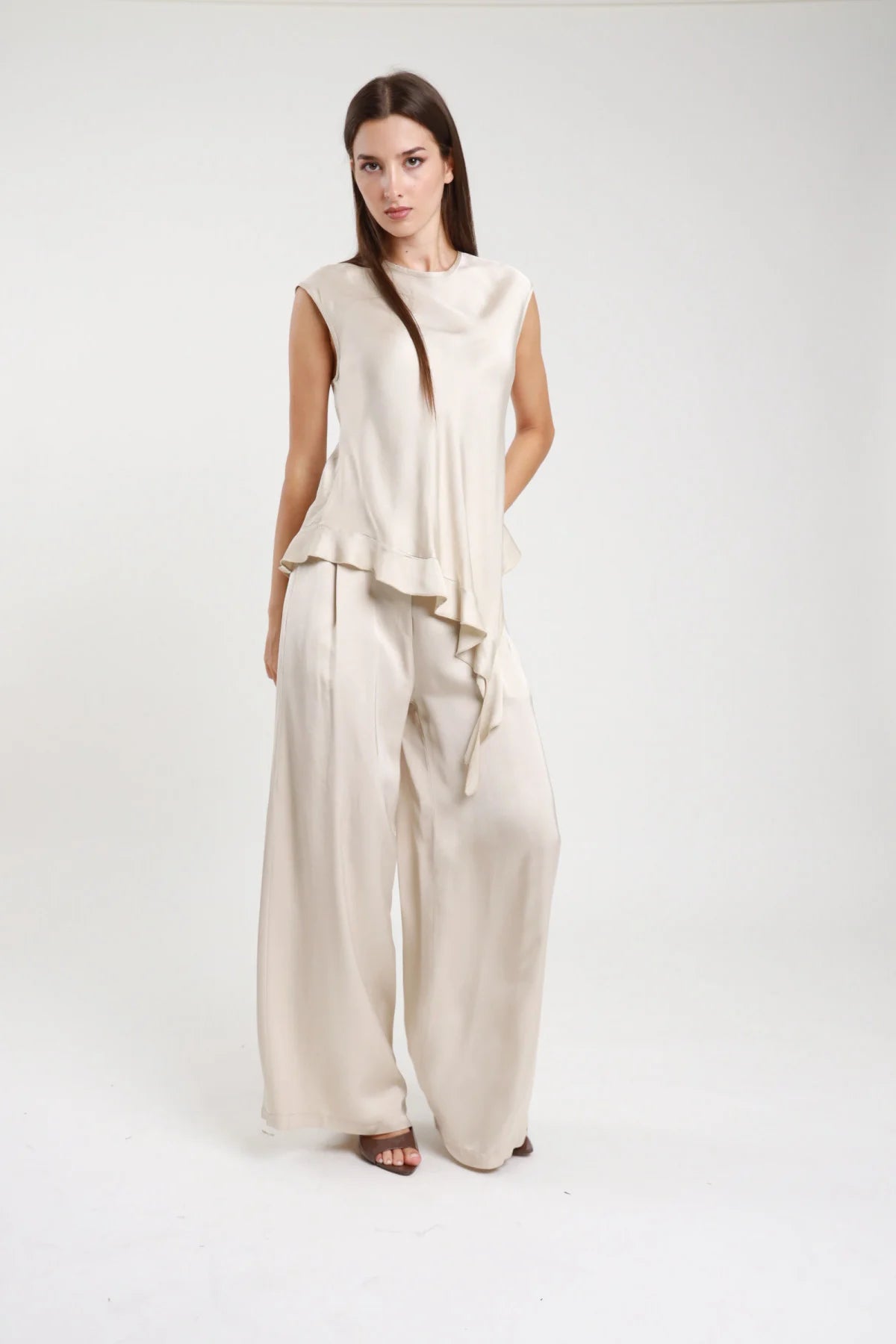 Pantaloni morbidi wide leg panna beige satinati con top volant coordinato - vista frontale
