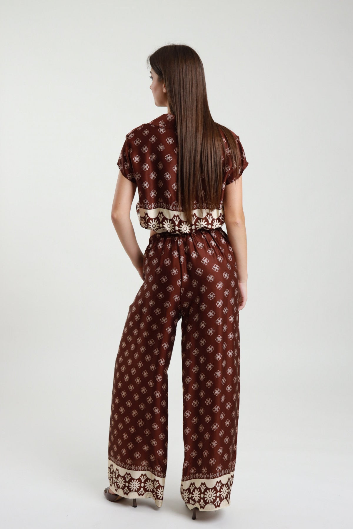 Pantalone palazzo fantasia cioccolato Susy Mix – vista posteriore con bordo decorativo al fondo