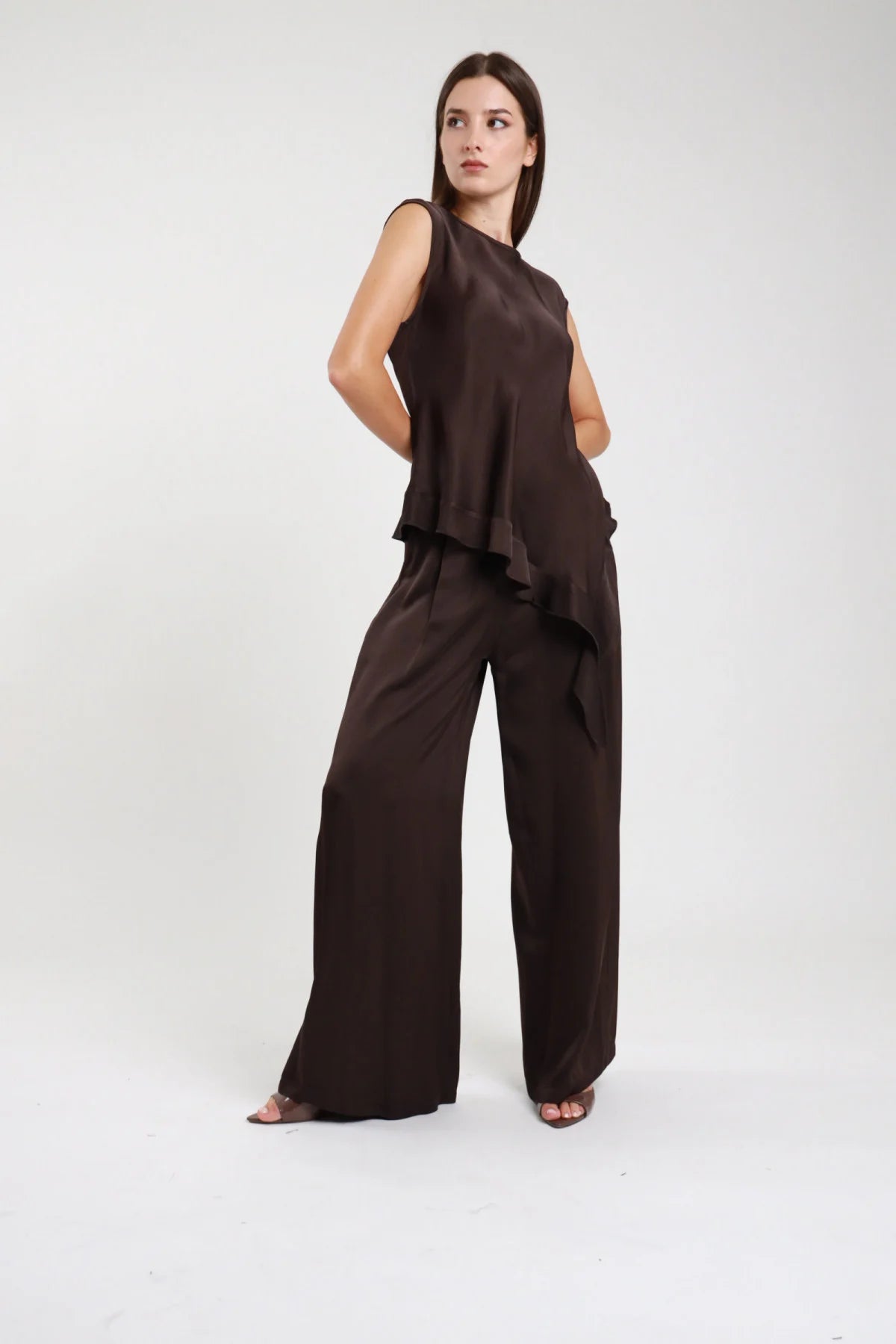 Pantaloni morbidi wide leg marrone cioccolato satinati con top coordinato - vista laterale