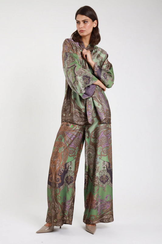 Pantalone palazzo fantasia paisley verde salvia viola marrone oro donna viscosa satinata vita alta elastico smock cintura gamba larga palazzo maxi - vista frontale tre quarti braccia conserte con kimono coordinato e scarpe nude