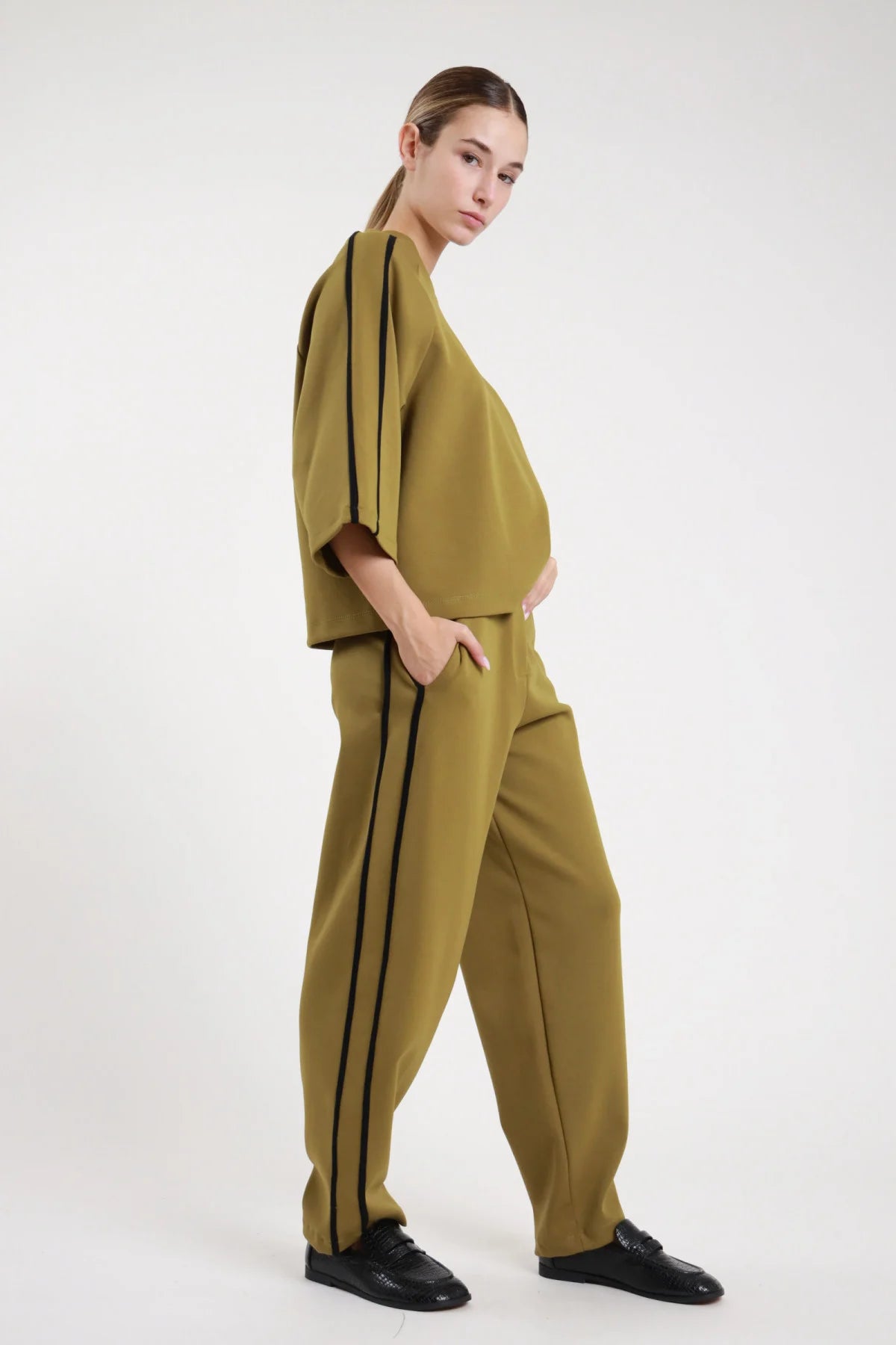 Pantalone barrel bande grigio melange dettaglio laterale bande borgogna doppie cucite lateralmente gamba barrel carrot orlo dritto - dettaglio gamba laterale bande borgogna doppie loafer bordeaux