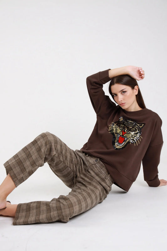 Pantaloni check principe di Galles sartoriali beige marrone nero gamba dritta straight piega centrale vita media tasche filetto caviglia frontale gambe close-up mules tacco marroni - modella frontale gambe vita close-up mani tasche sguardo non visibile sfondo bianco mules tacco marroni felpa marrone