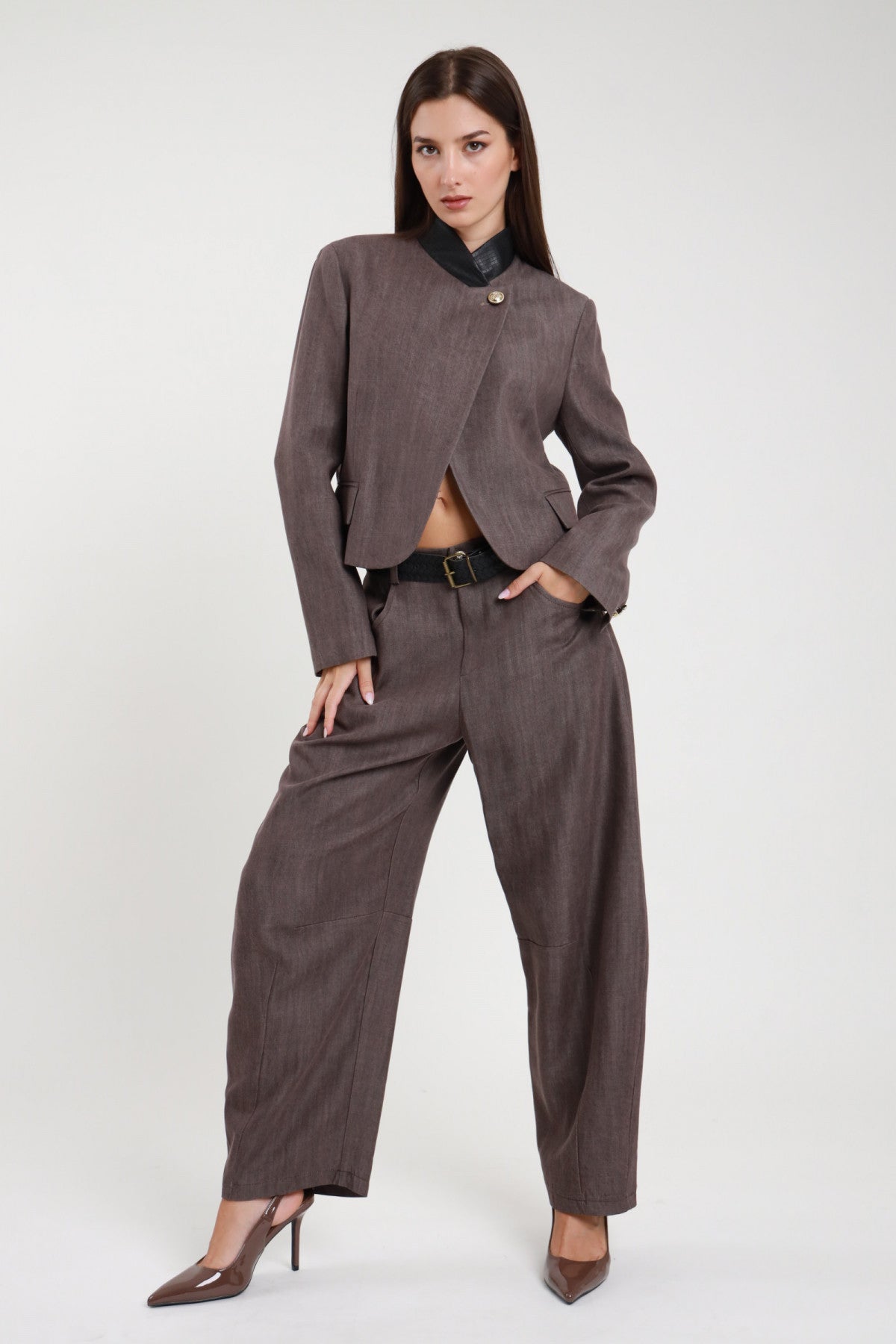 Pantalone barrel lino marrone con giacca coordinata - vista frontale