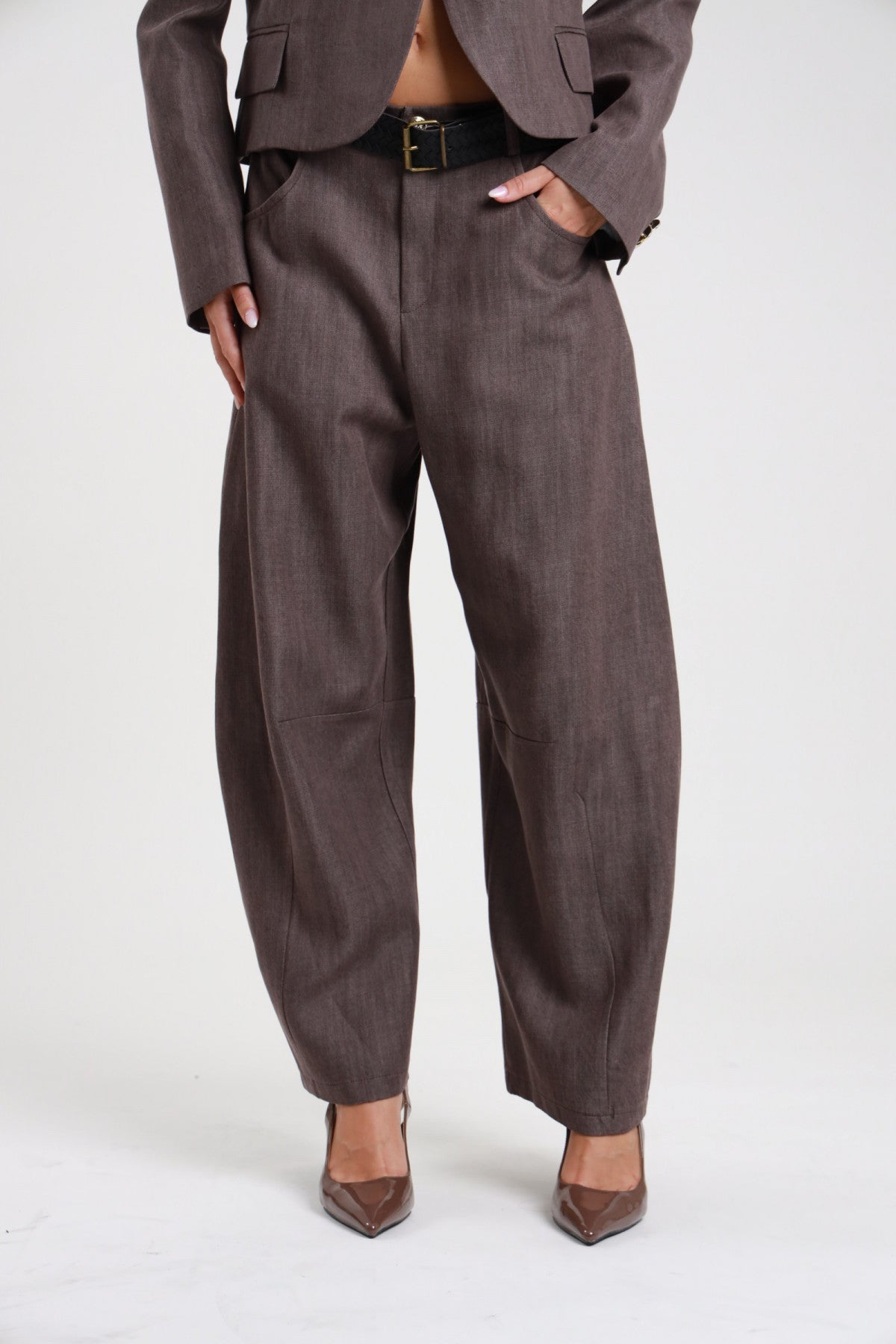 Pantalone barrel lino marrone - dettaglio gamba frontale