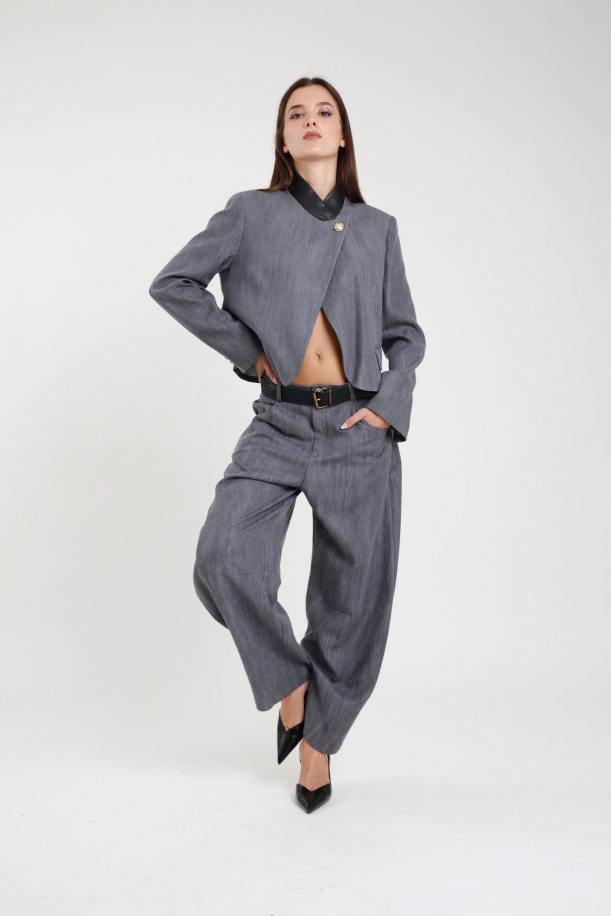 Pantalone barrel lino grigio con giacca coordinata - vista frontale