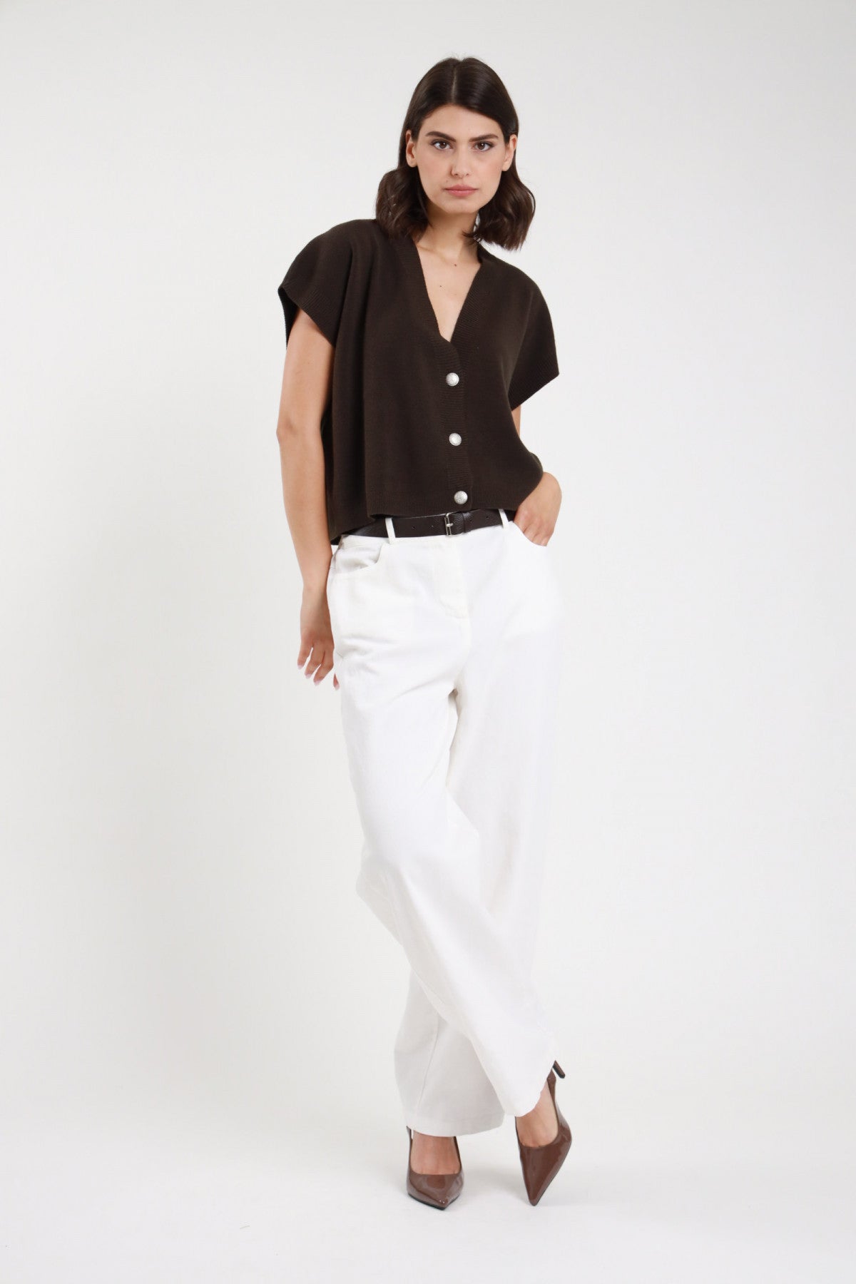 Pantalone wide leg bull denim bianco donna Susy Mix – vita alta vista frontale con gilet marrone